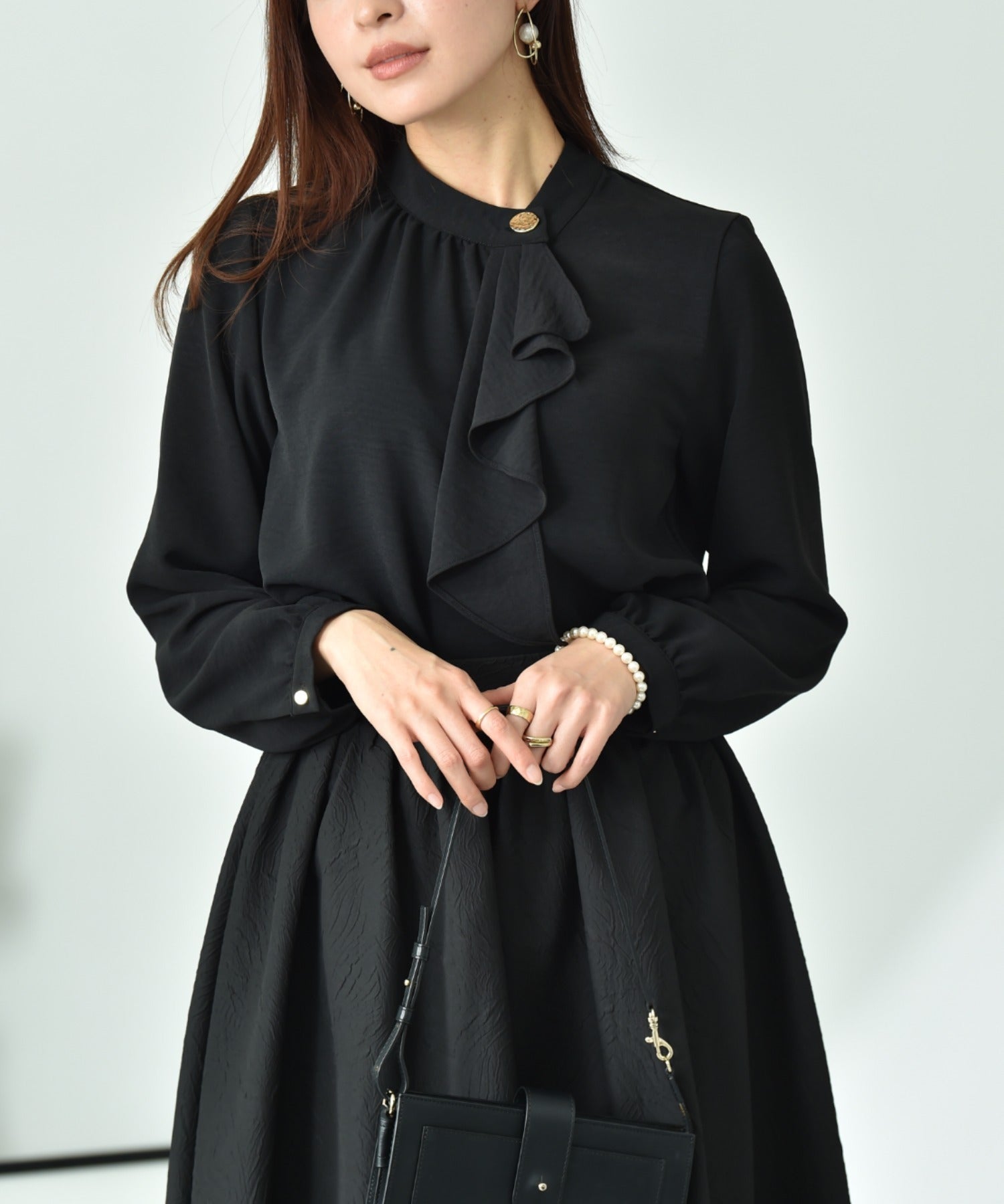 インタープラネット INTERPLANET ポーラゴールド釦ラッフル衿ブラウス (ブラック) ブラック