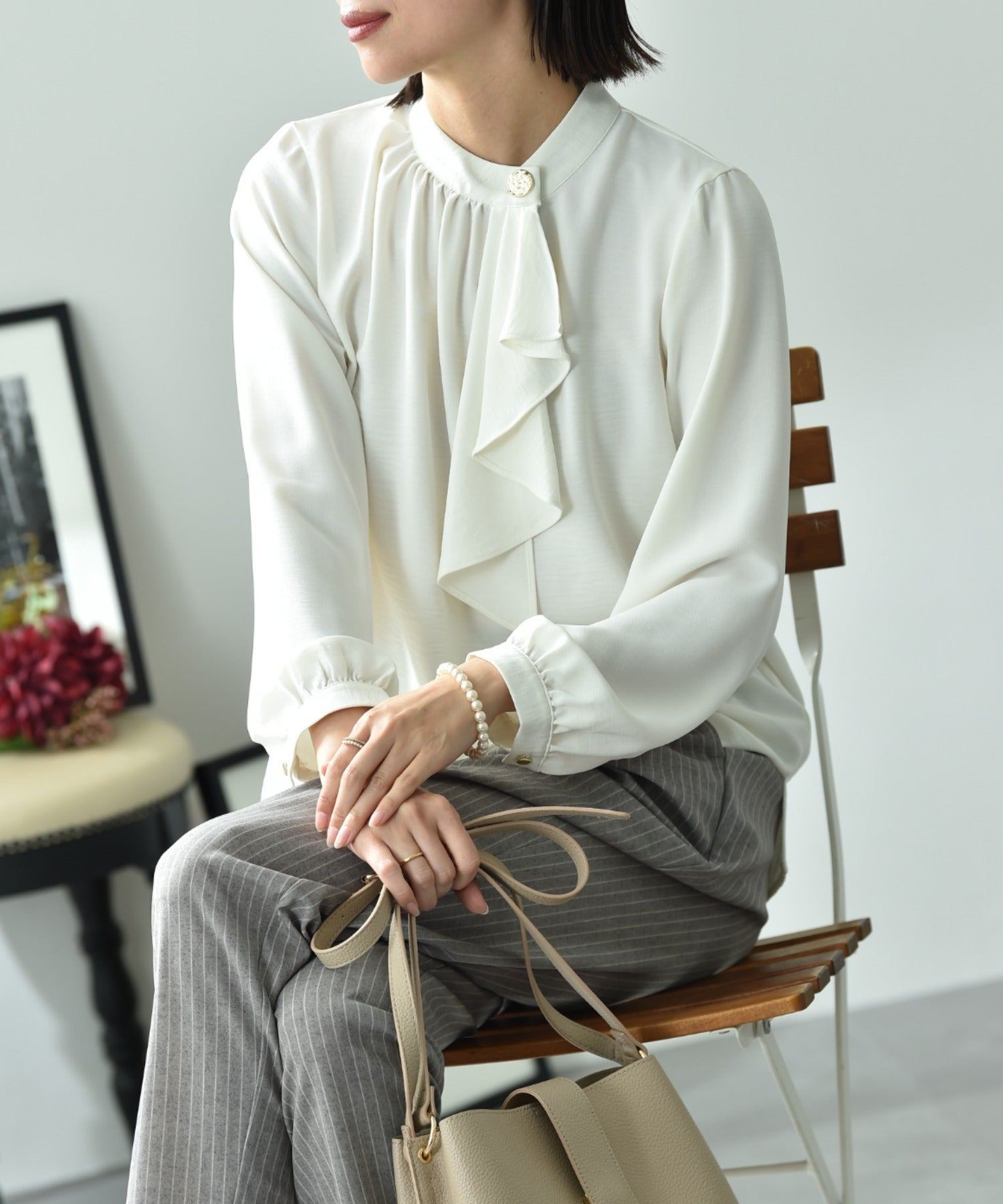 インタープラネット INTERPLANET ポーラゴールド釦ラッフル衿ブラウス (ブラック) ブラック