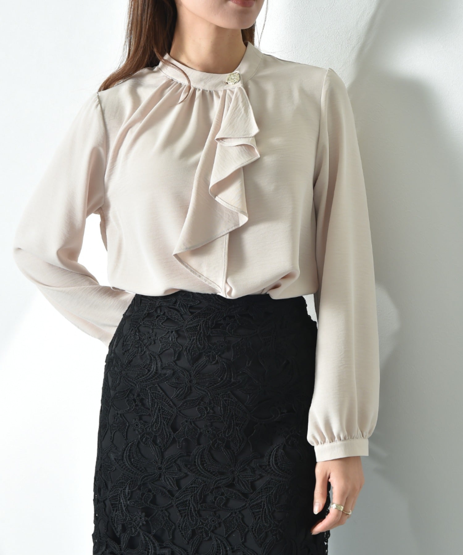 インタープラネット INTERPLANET ポーラゴールド釦ラッフル衿ブラウス (ブラック) ブラック