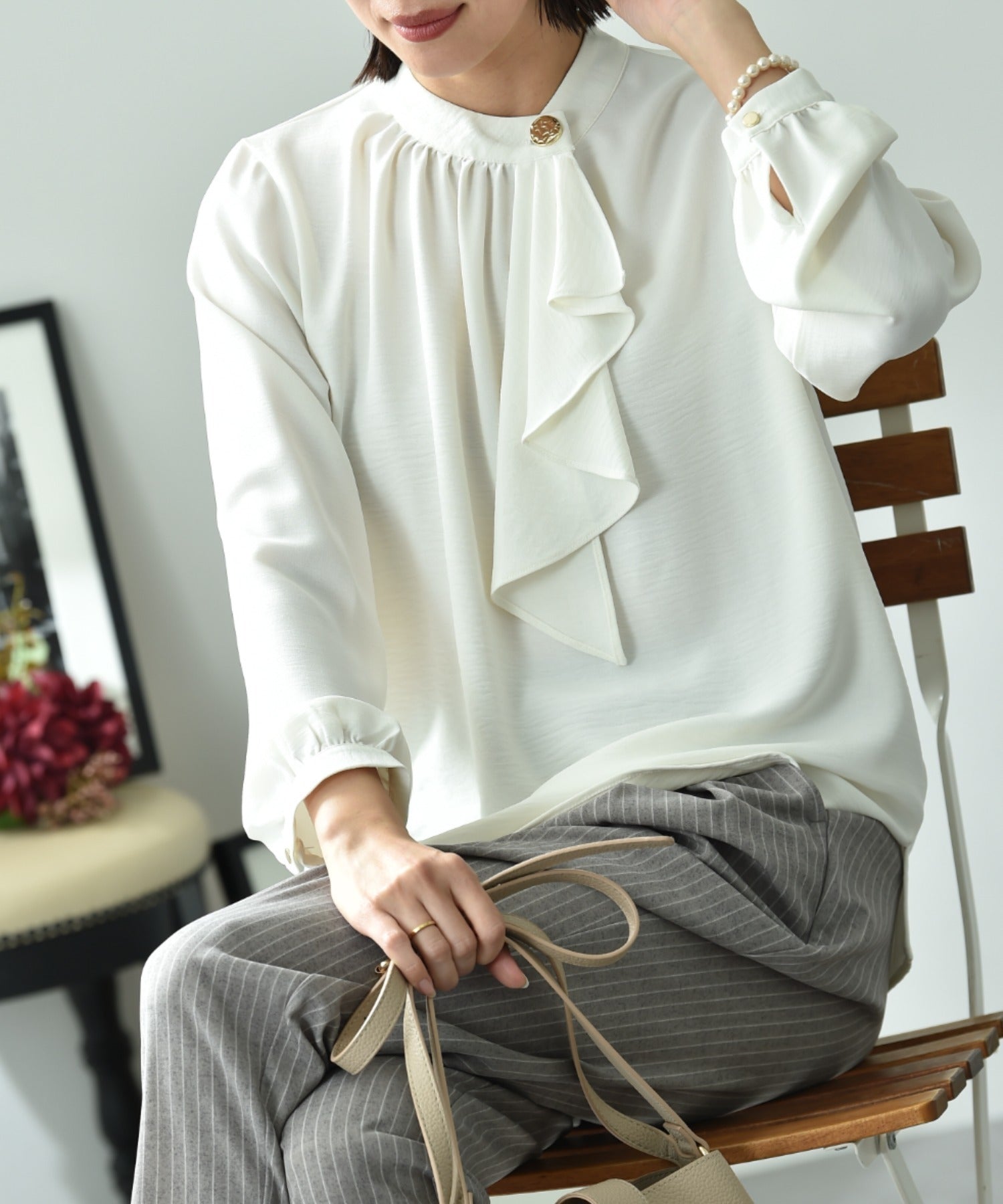 インタープラネット INTERPLANET ポーラゴールド釦ラッフル衿ブラウス (オフホワイト) オフホワイト