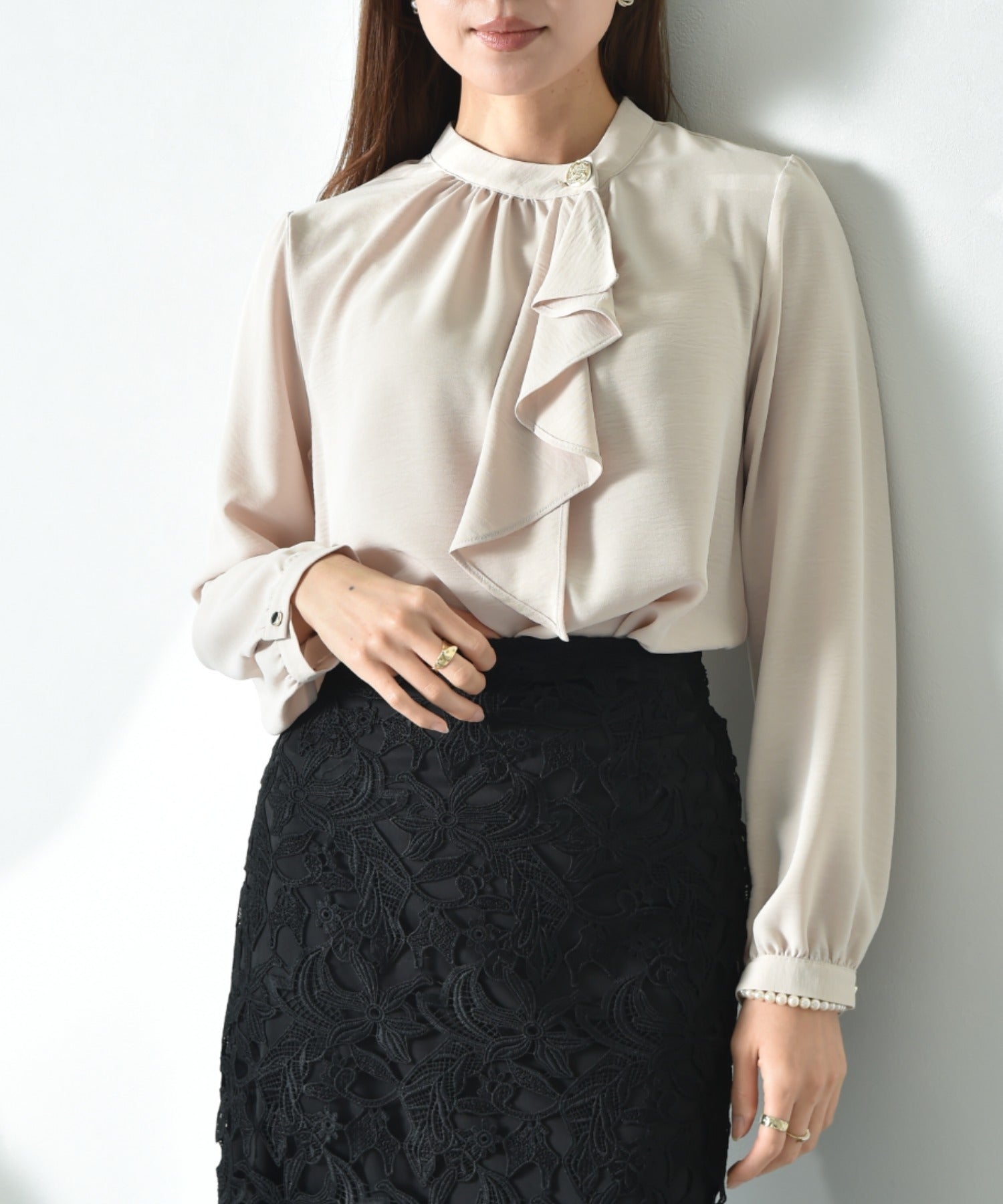 インタープラネット INTERPLANET ポーラゴールド釦ラッフル衿ブラウス (ベージュ) ベージュ