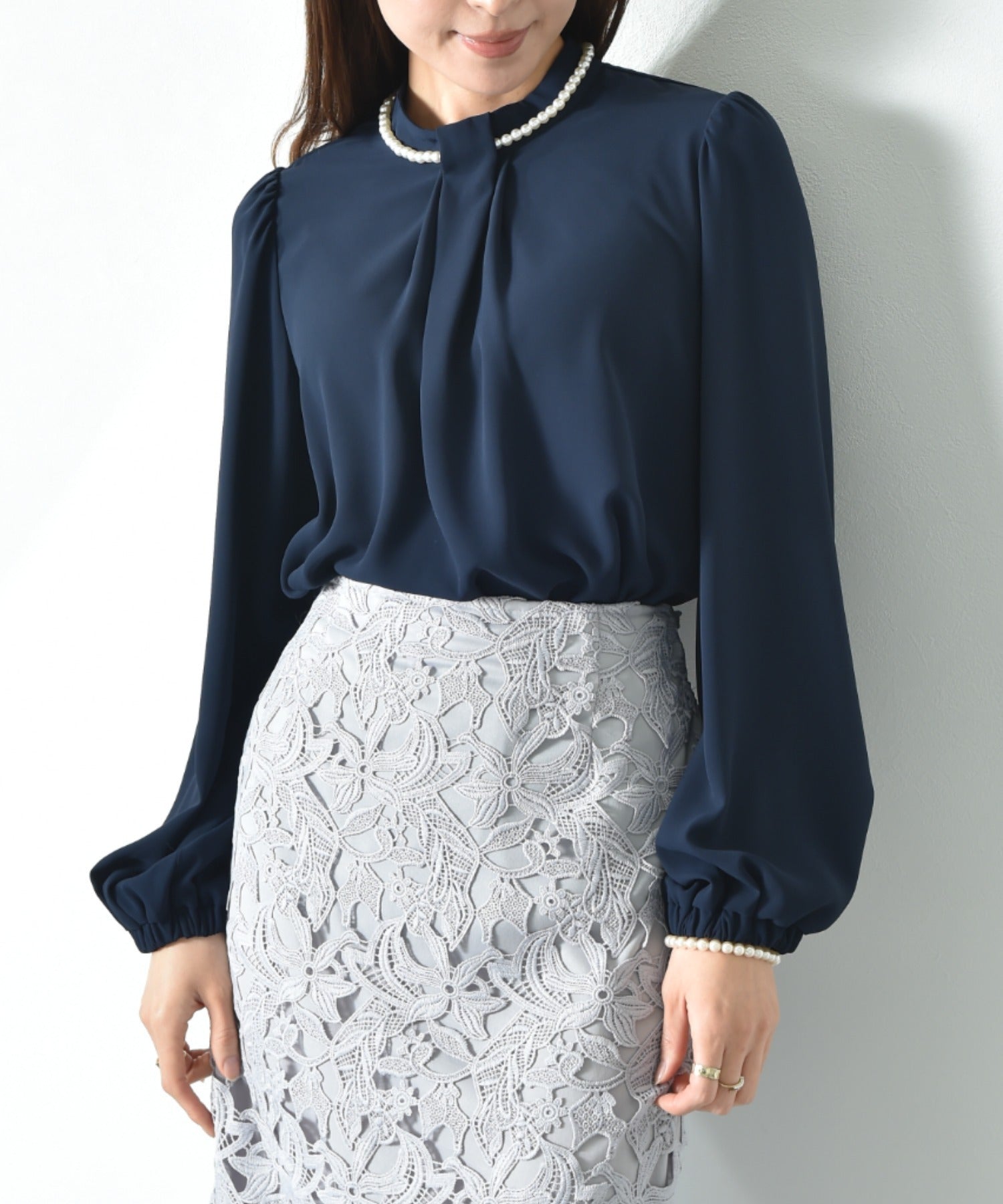 インタープラネット INTERPLANET バックサテンジョーゼットパールネックレス付ブラウス (ネイビー) ネイビー