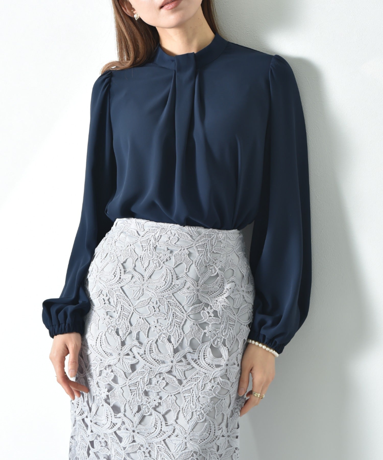 インタープラネット INTERPLANET バックサテンジョーゼットパールネックレス付ブラウス (ネイビー) ネイビー