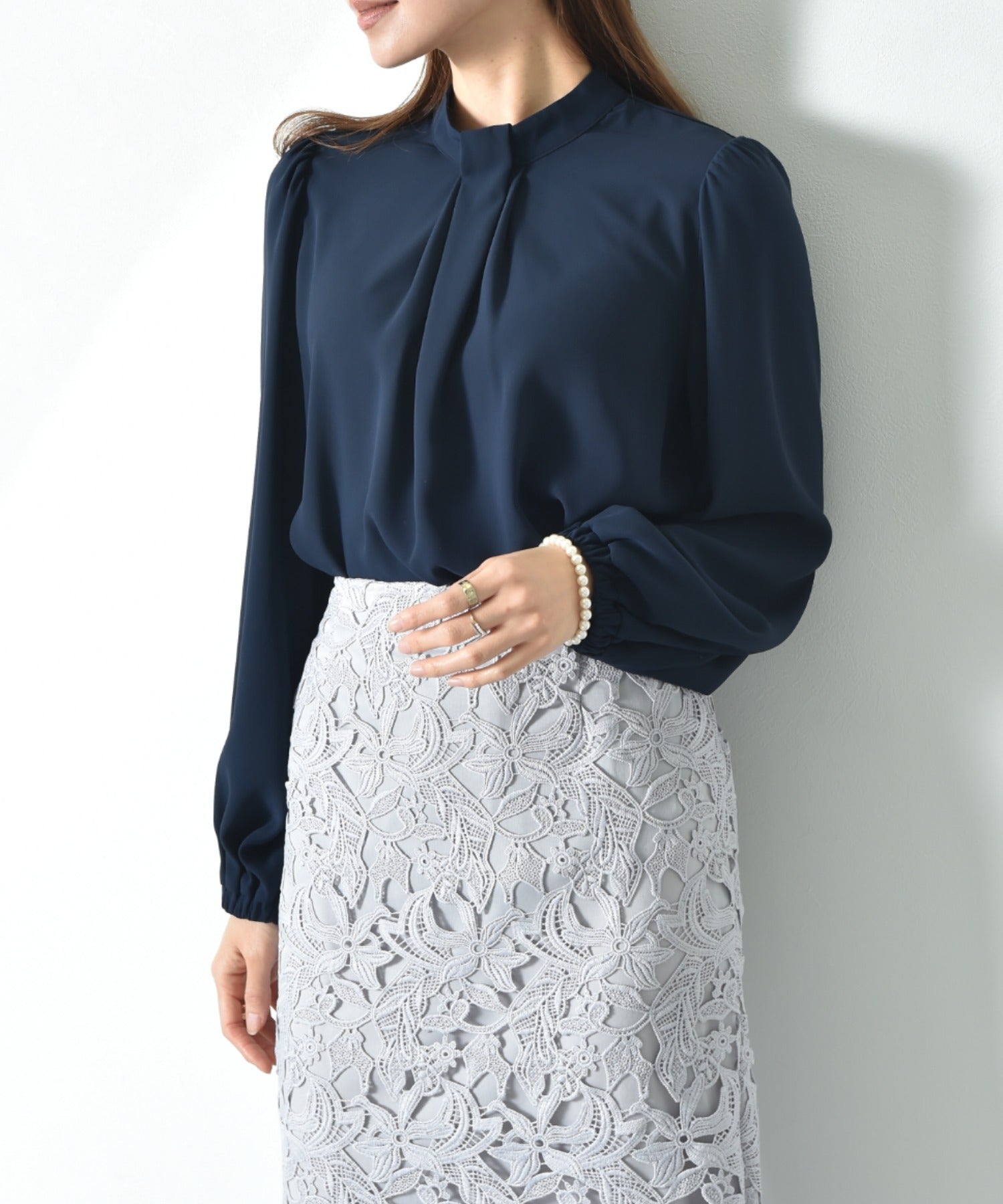 インタープラネット INTERPLANET バックサテンジョーゼットパールネックレス付ブラウス (ネイビー) ネイビー