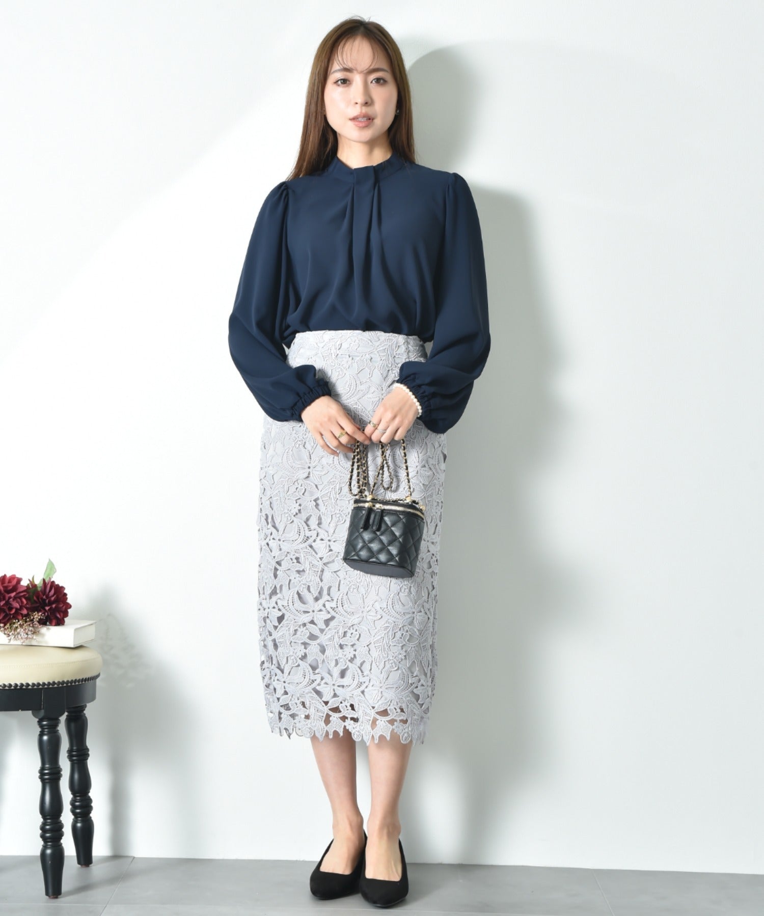 インタープラネット INTERPLANET バックサテンジョーゼットパールネックレス付ブラウス (ネイビー) ネイビー