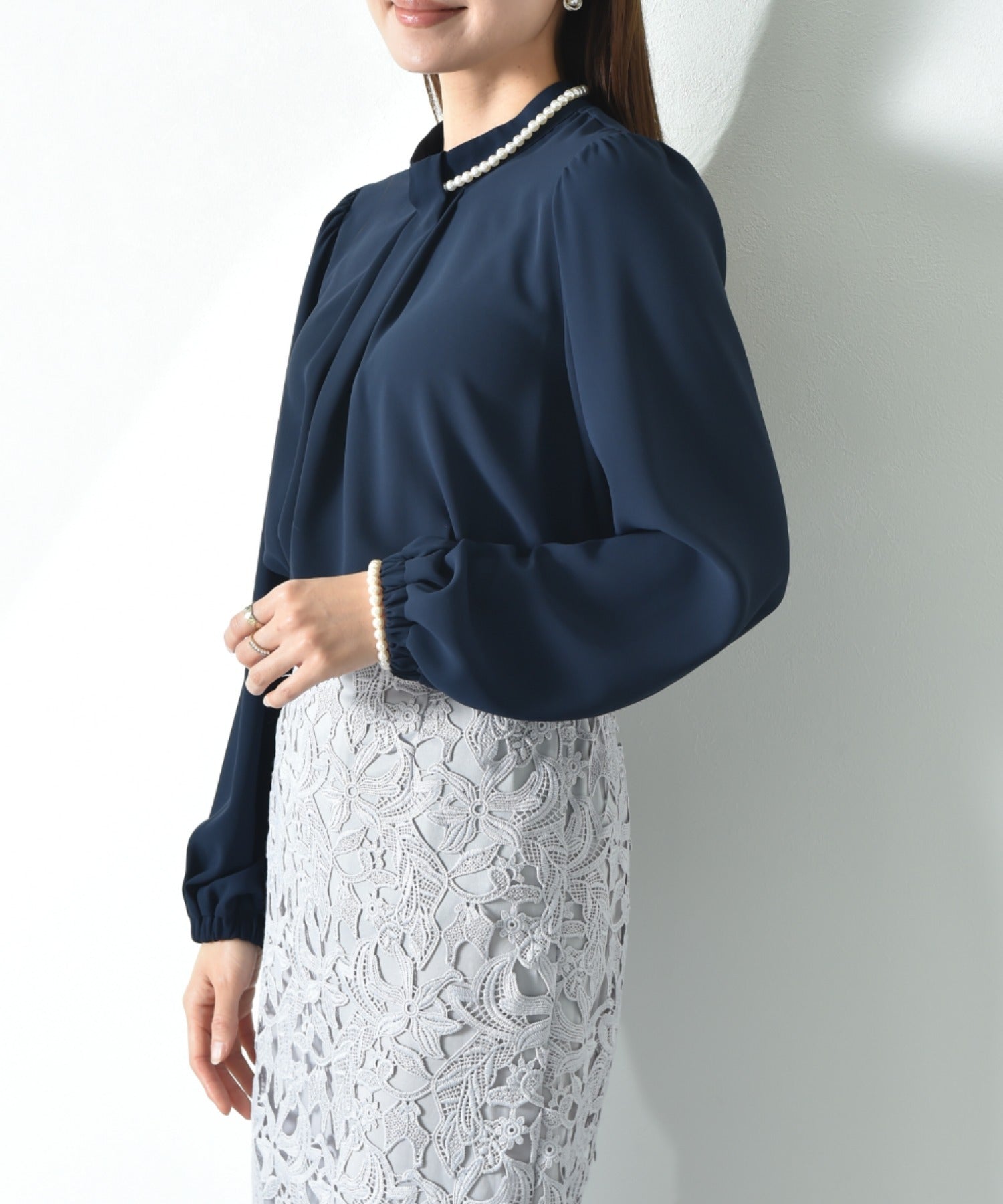 インタープラネット INTERPLANET バックサテンジョーゼットパールネックレス付ブラウス (ネイビー) ネイビー