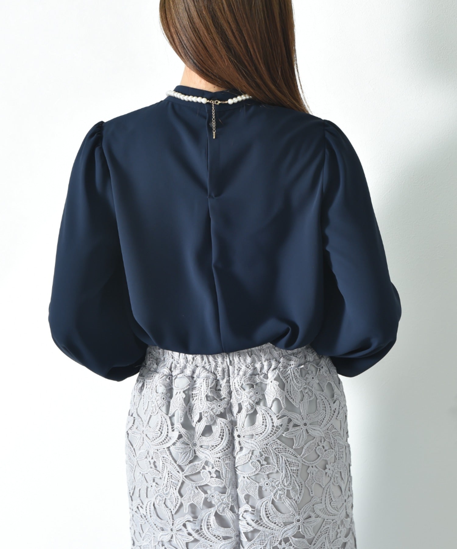 インタープラネット INTERPLANET バックサテンジョーゼットパールネックレス付ブラウス (ネイビー) ネイビー