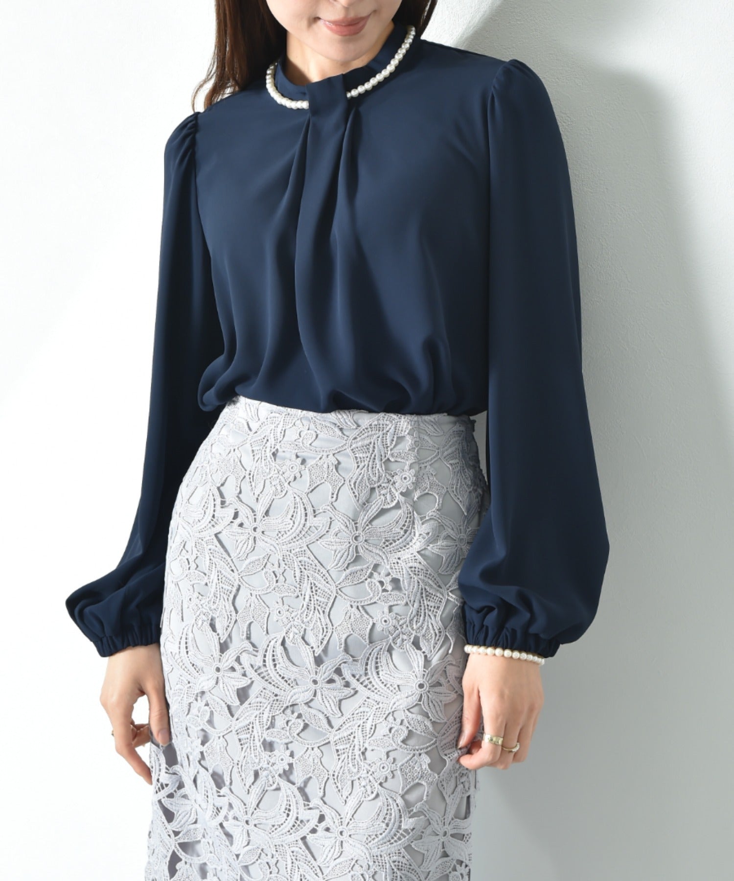 インタープラネット INTERPLANET バックサテンジョーゼットパールネックレス付ブラウス (ネイビー) ネイビー