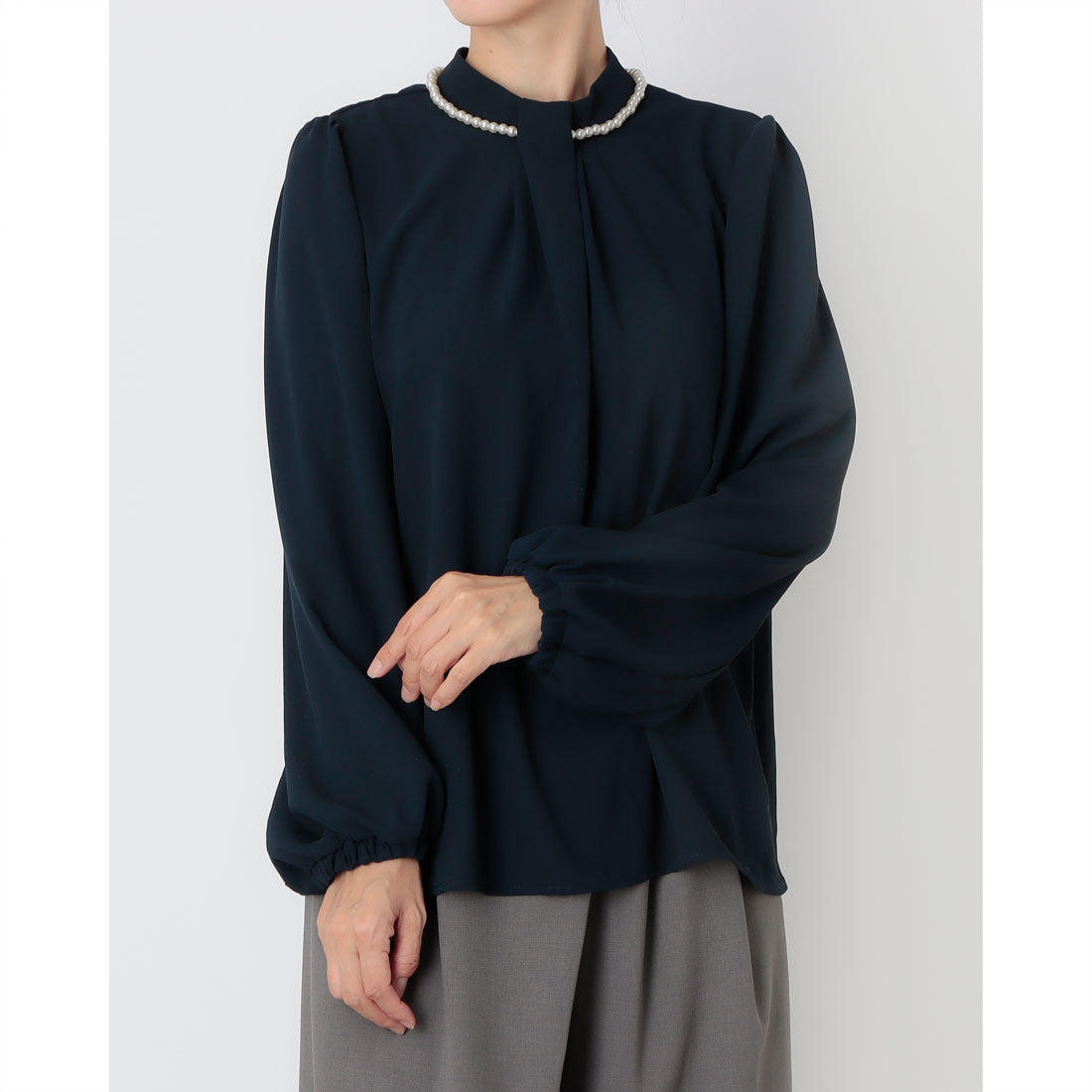 インタープラネット INTERPLANET バックサテンジョーゼットパールネックレス付ブラウス (ネイビー) ネイビー