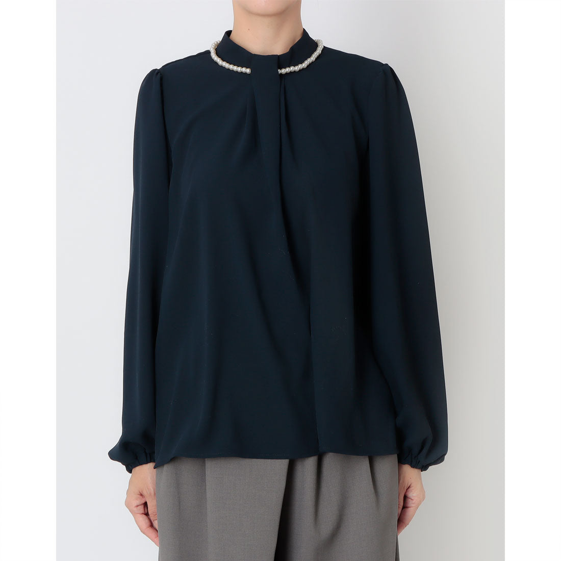 インタープラネット INTERPLANET バックサテンジョーゼットパールネックレス付ブラウス (ネイビー) ネイビー