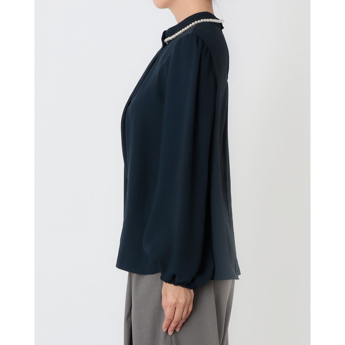 インタープラネット INTERPLANET バックサテンジョーゼットパールネックレス付ブラウス (ネイビー) ネイビー