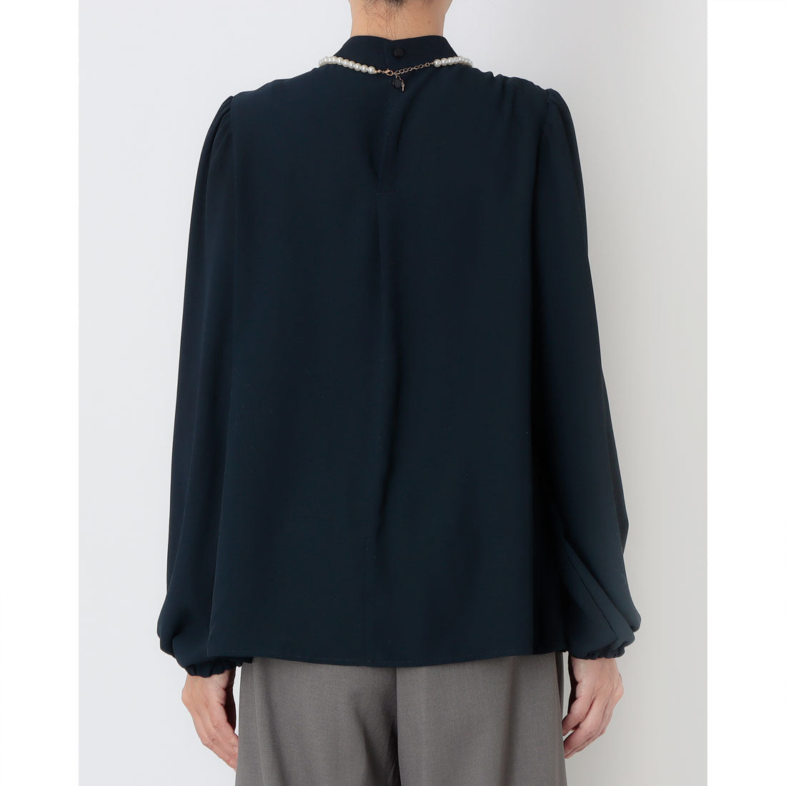 インタープラネット INTERPLANET バックサテンジョーゼットパールネックレス付ブラウス (ネイビー) ネイビー