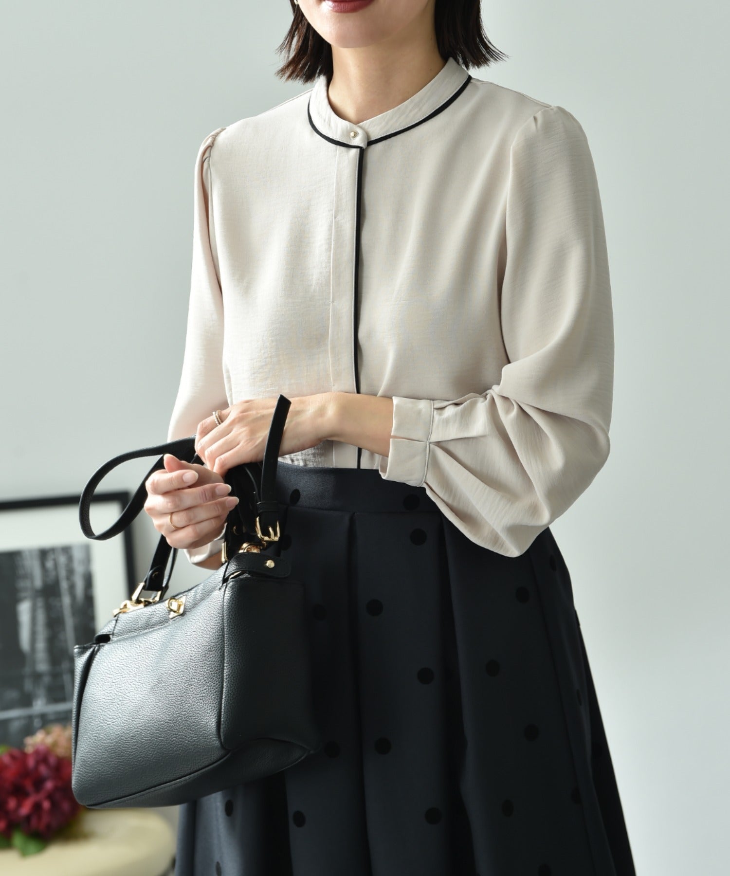 インタープラネット INTERPLANET ポーラ配色ゴールドピンブラウス (ベージュ) ベージュ