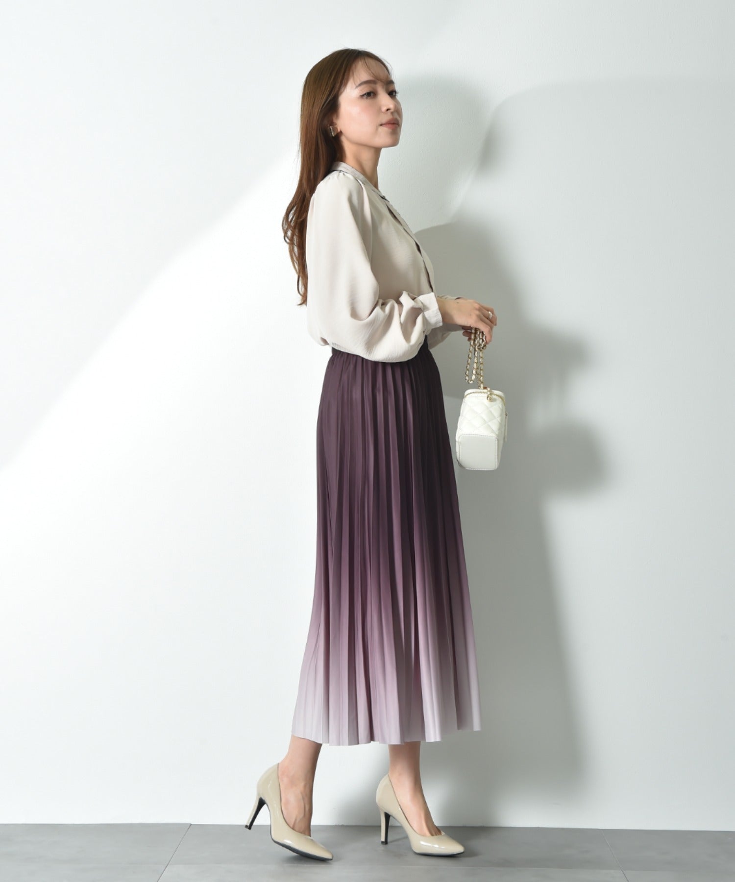 インタープラネット INTERPLANET ポーラ配色ゴールドピンブラウス (ベージュ) ベージュ