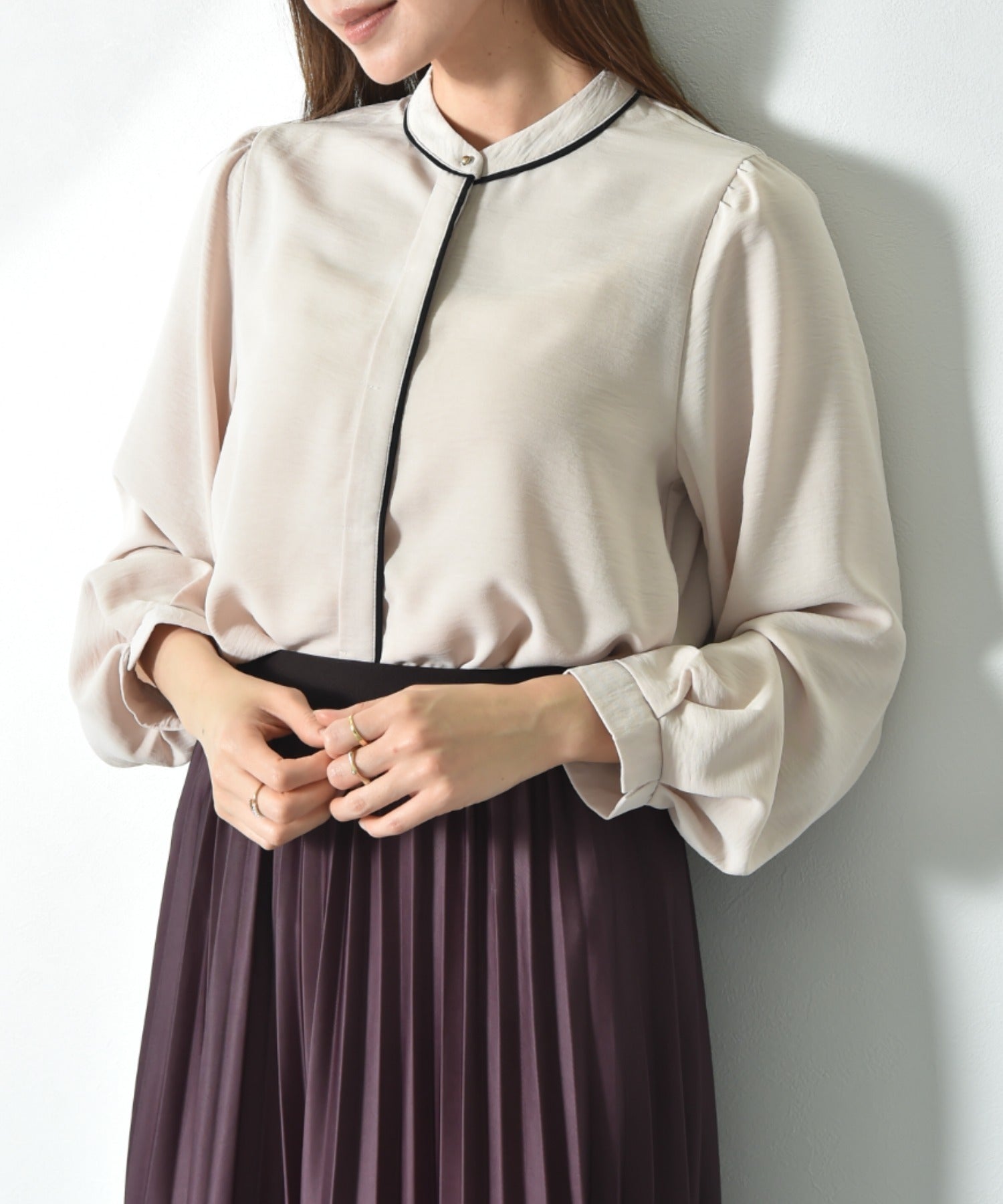 インタープラネット INTERPLANET ポーラ配色ゴールドピンブラウス (ベージュ) ベージュ