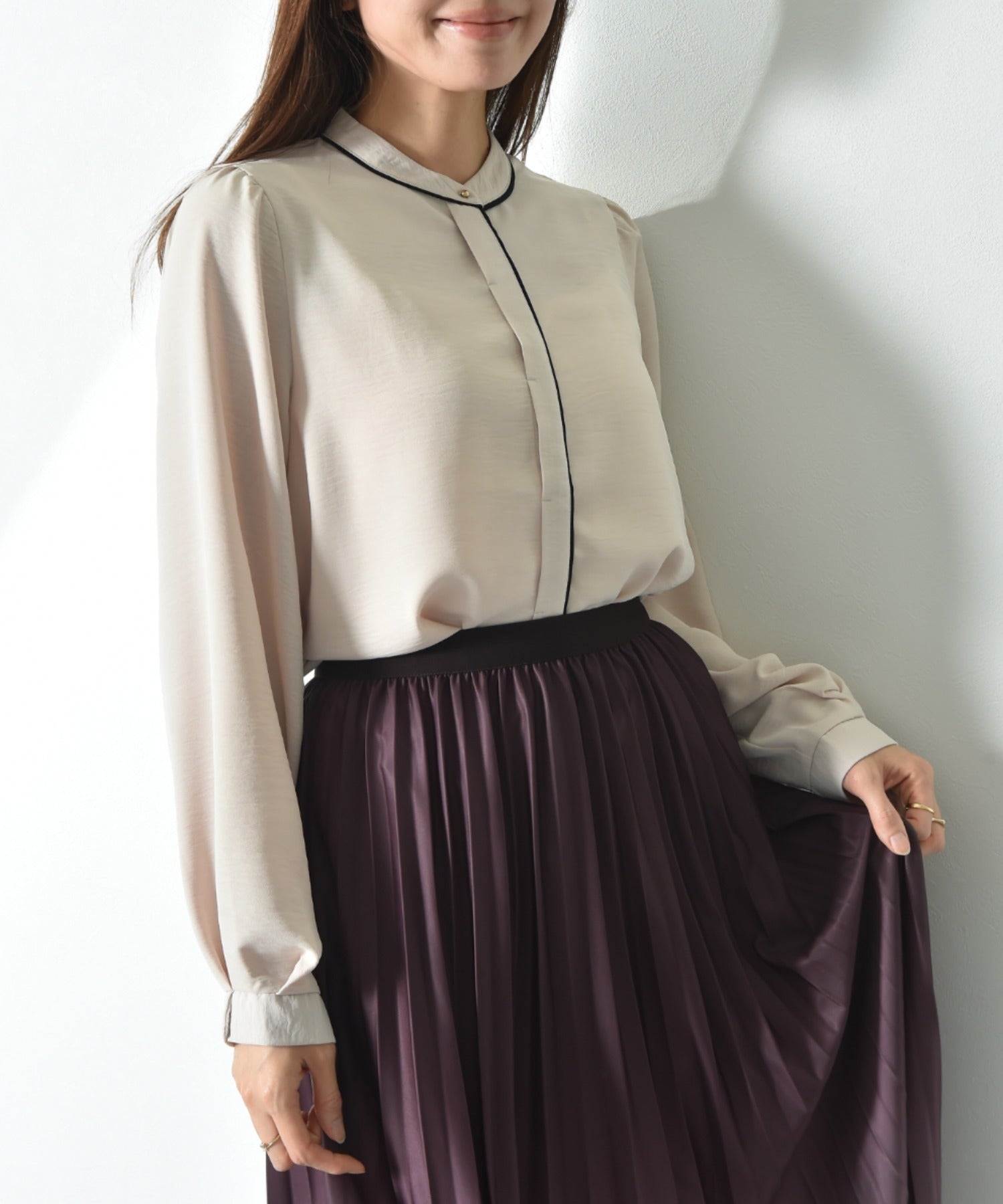 インタープラネット INTERPLANET ポーラ配色ゴールドピンブラウス (ベージュ) ベージュ