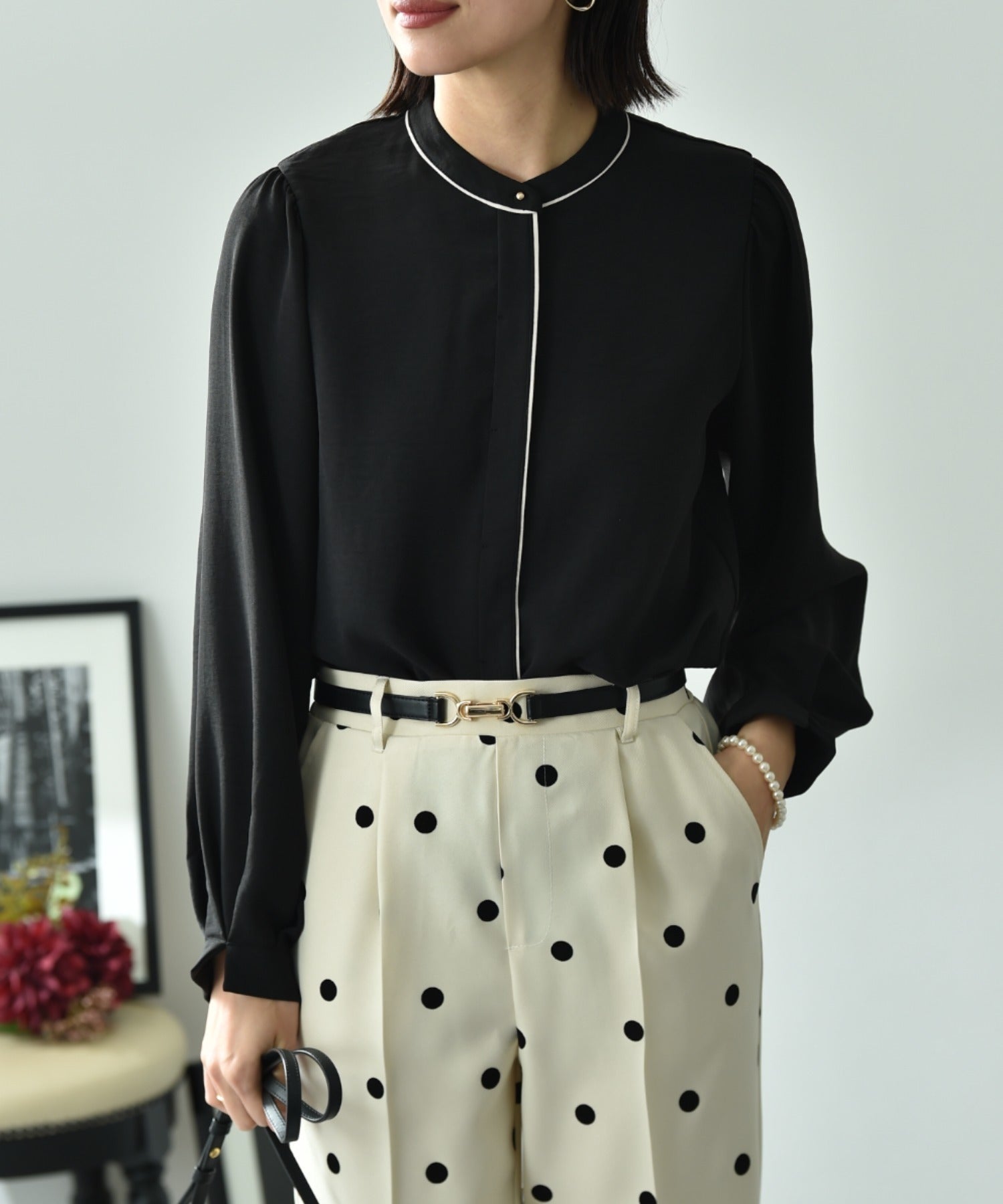 インタープラネット INTERPLANET ポーラ配色ゴールドピンブラウス (ブラック) ブラック