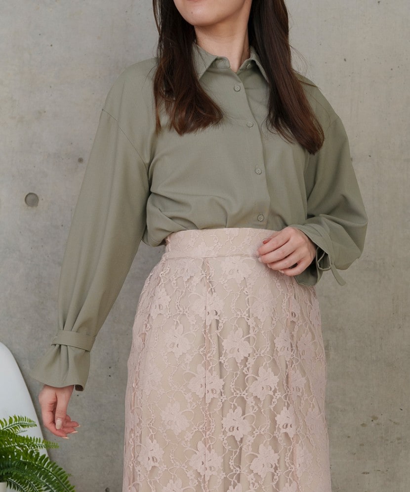 イズアミュレット is amulet. 袖口ベルト付きシャツ