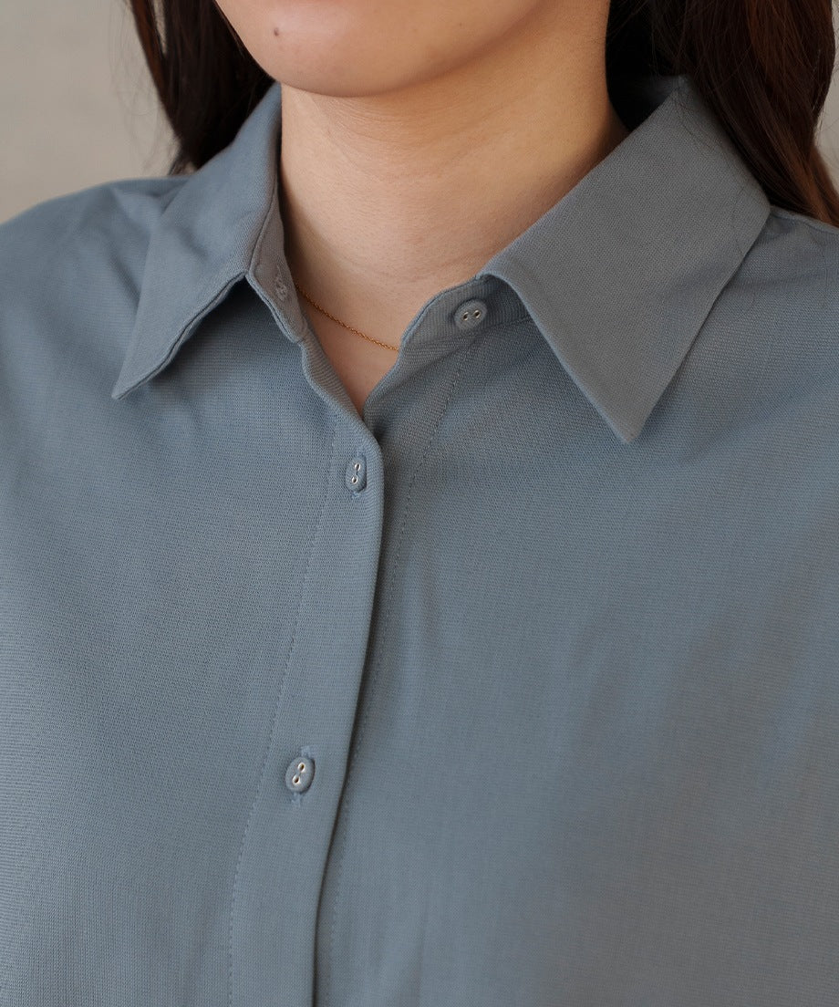 イズアミュレット is amulet. 袖口ベルト付きシャツ