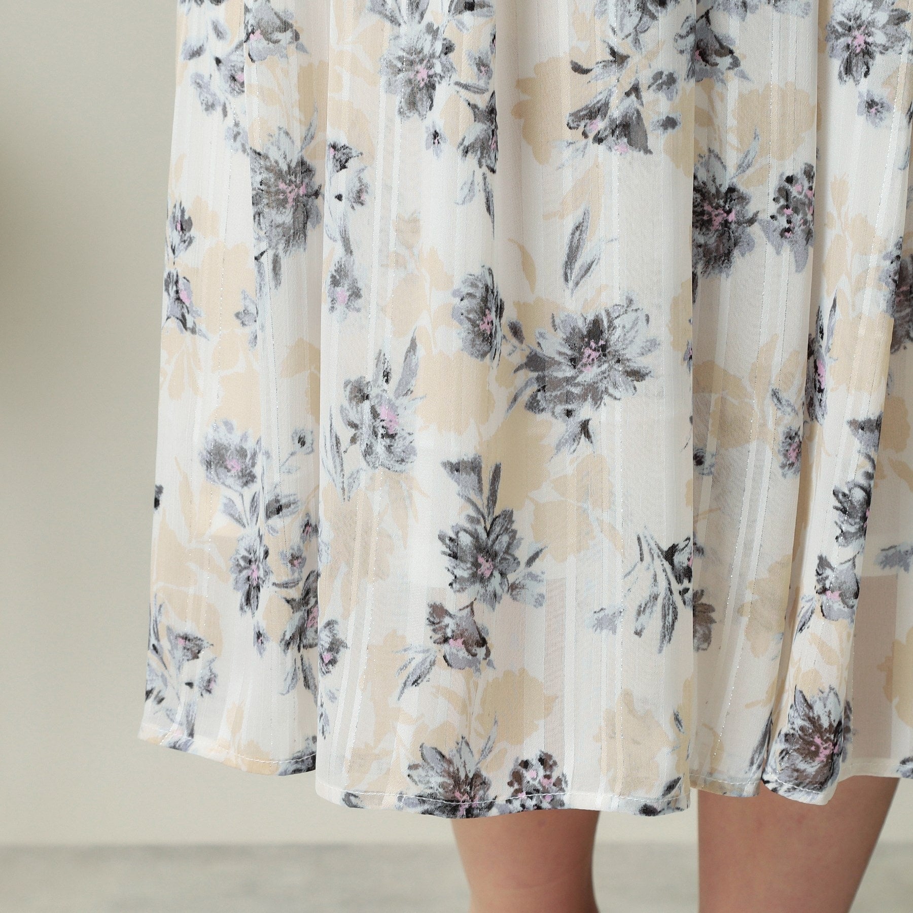 イッツデモ ITS'DEMO 【ウエストゴム/手洗い可】ラメストライプ花柄スカート (オフホワイト(103)) オフホワイト(103)