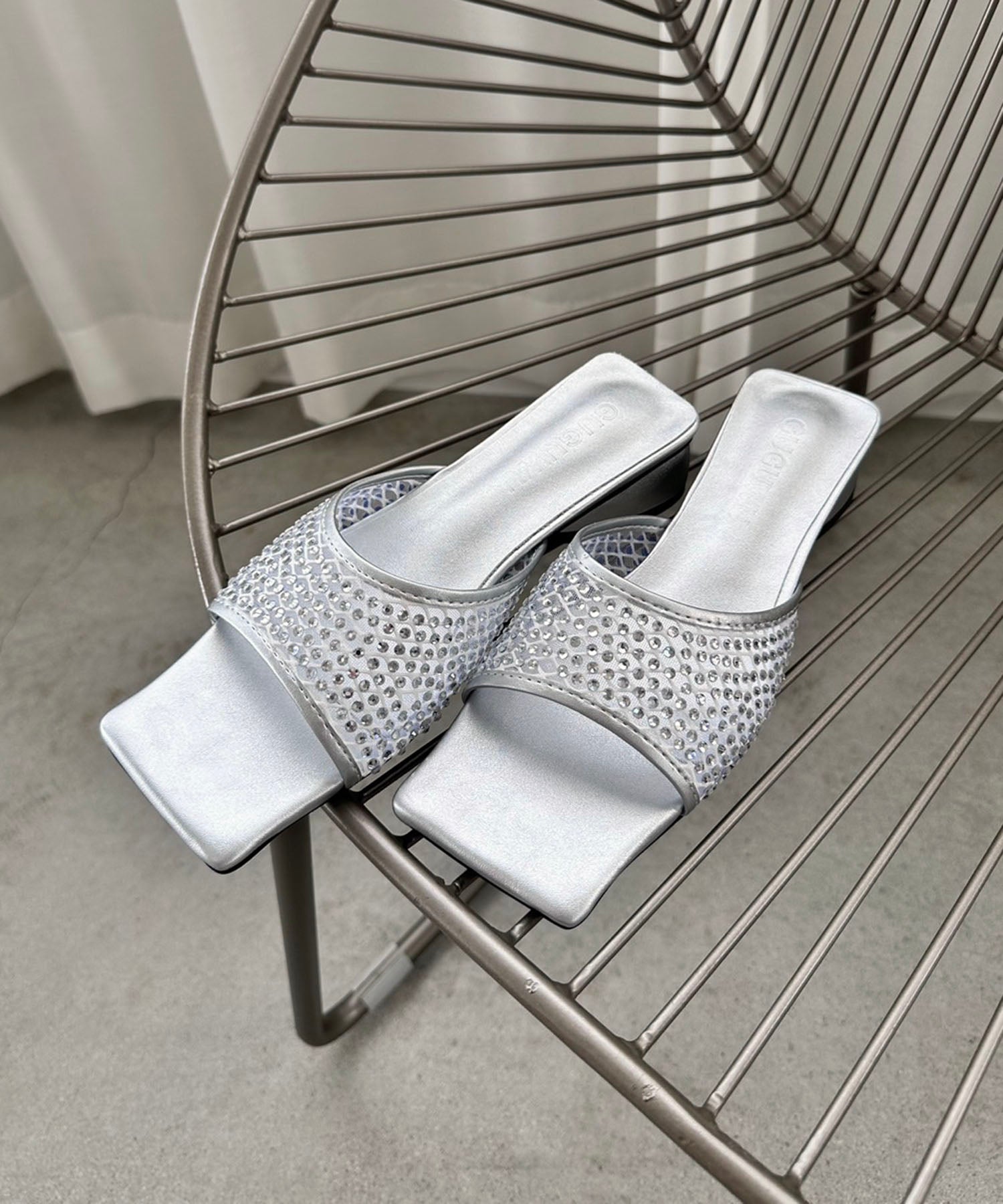 ジュエローブ Jewelobe ラインストーンスクエアトゥミュールサンダル (シルバー) シルバー