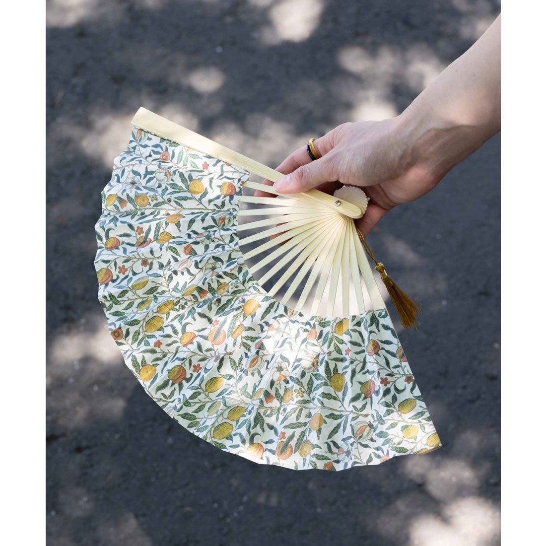 ジュビリー Jubilee ウィリアムモリス柄 木製 洋柄 紙扇子 タッセル付 (その他3) その他3