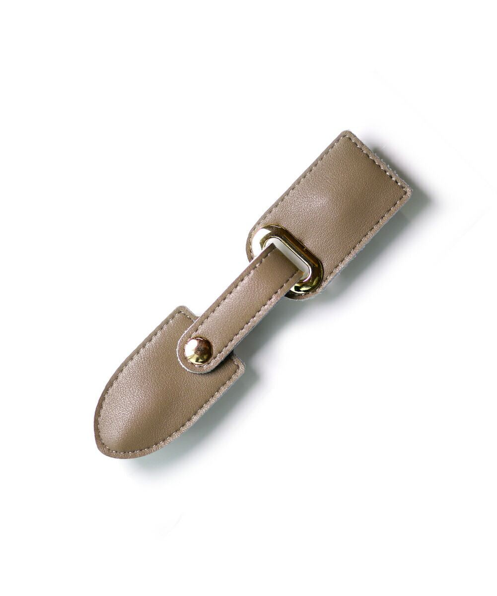 エクレボ exrevo ストールクリップ レザー 革 本革 シンプル ずれない ズレ防止 大判 カーディガン リング ストール クリップ ステッチ カバー付き 秋冬 母の日 ベルト (C.ボタングレージュ) C.ボタングレージュ