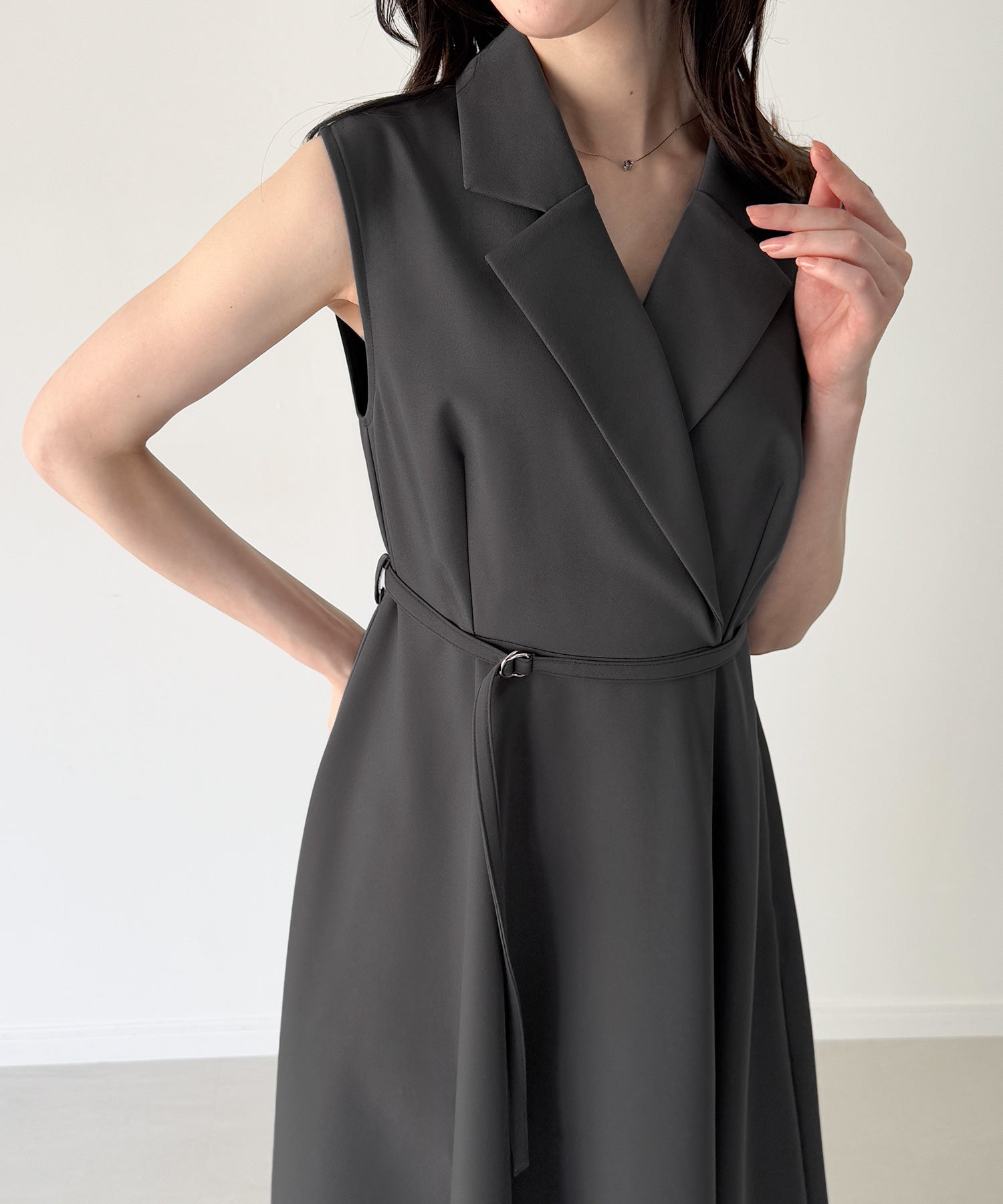 ジュノア JUNOAH テーラーカラーノースリーブワンピース(裏地なし) (チャコール) チャコール