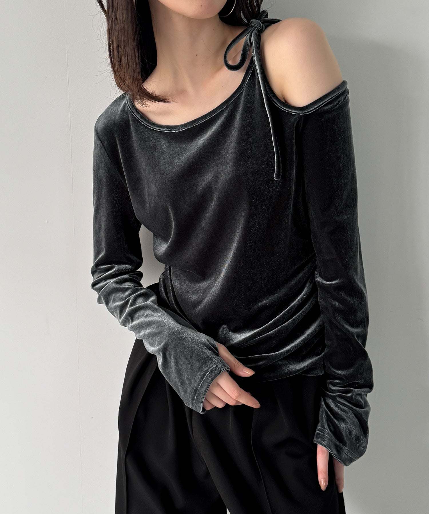 ジュノア JUNOAH アシメ肩リボンベロアトップス (チャコール) チャコール