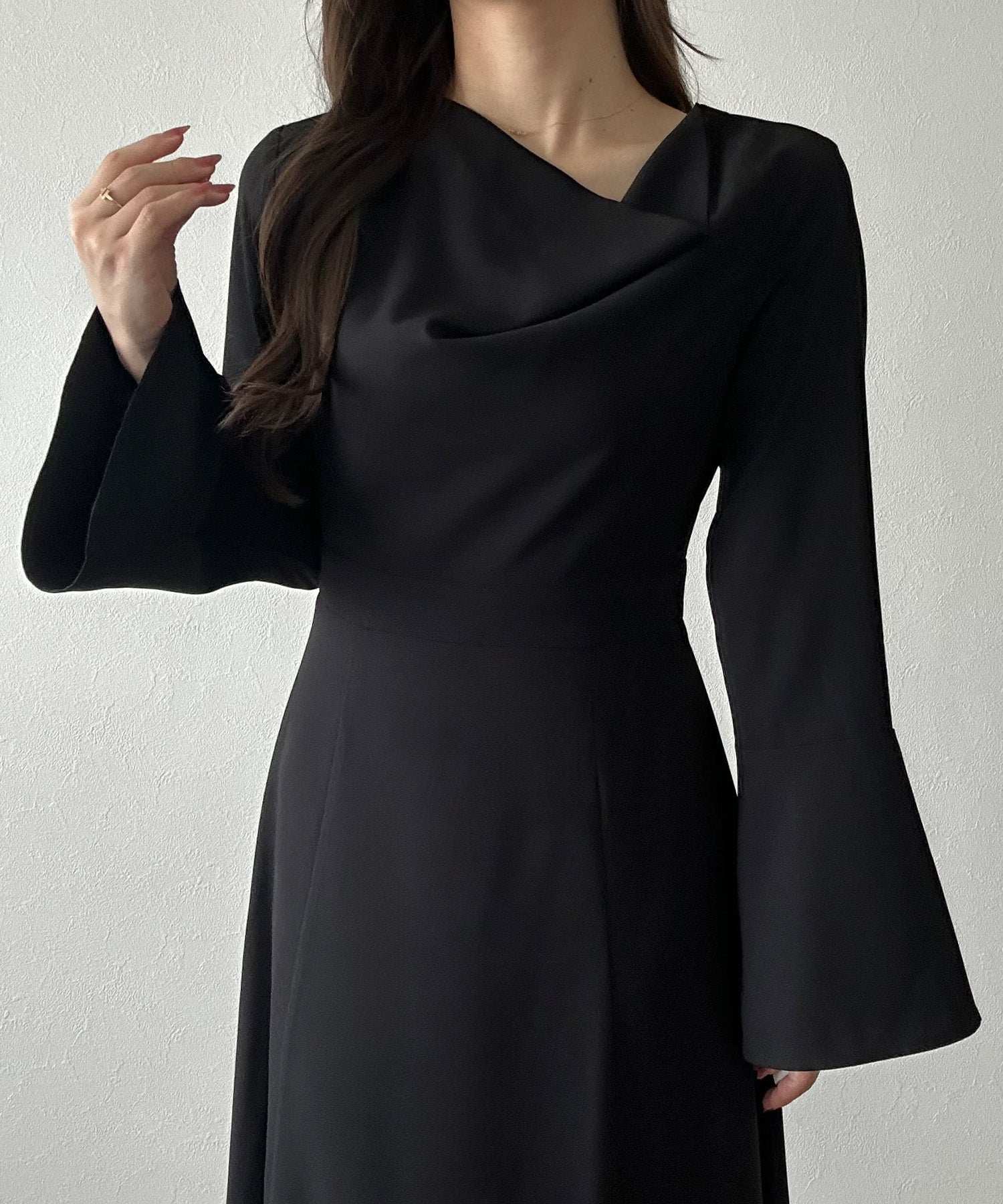 ジュノア JUNOAH 【薄くて軽いジョーゼット】フレアスリーブドレープワンピース (ブラック) ブラック