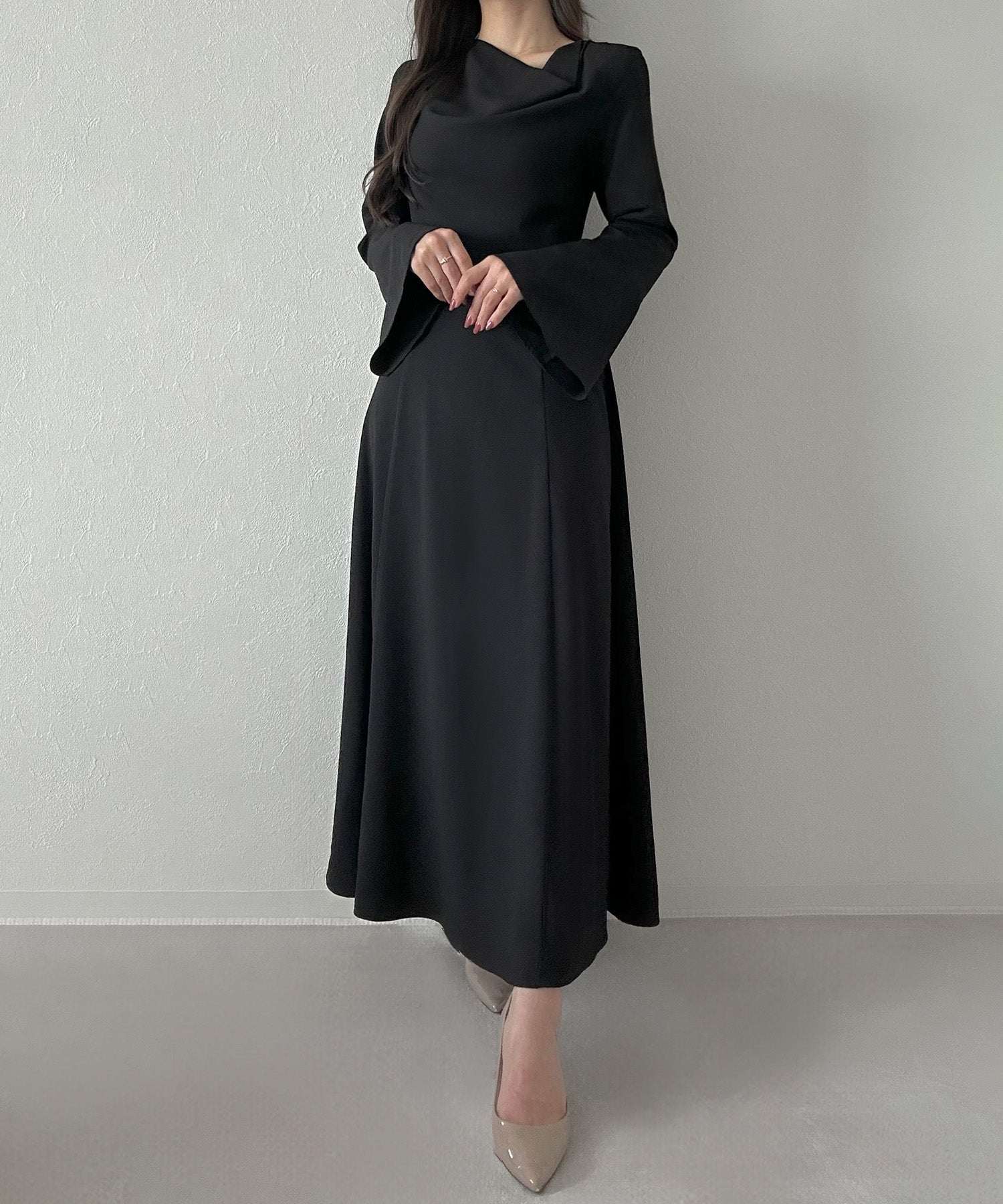 ジュノア JUNOAH 【薄くて軽いジョーゼット】フレアスリーブドレープワンピース (ブラック) ブラック