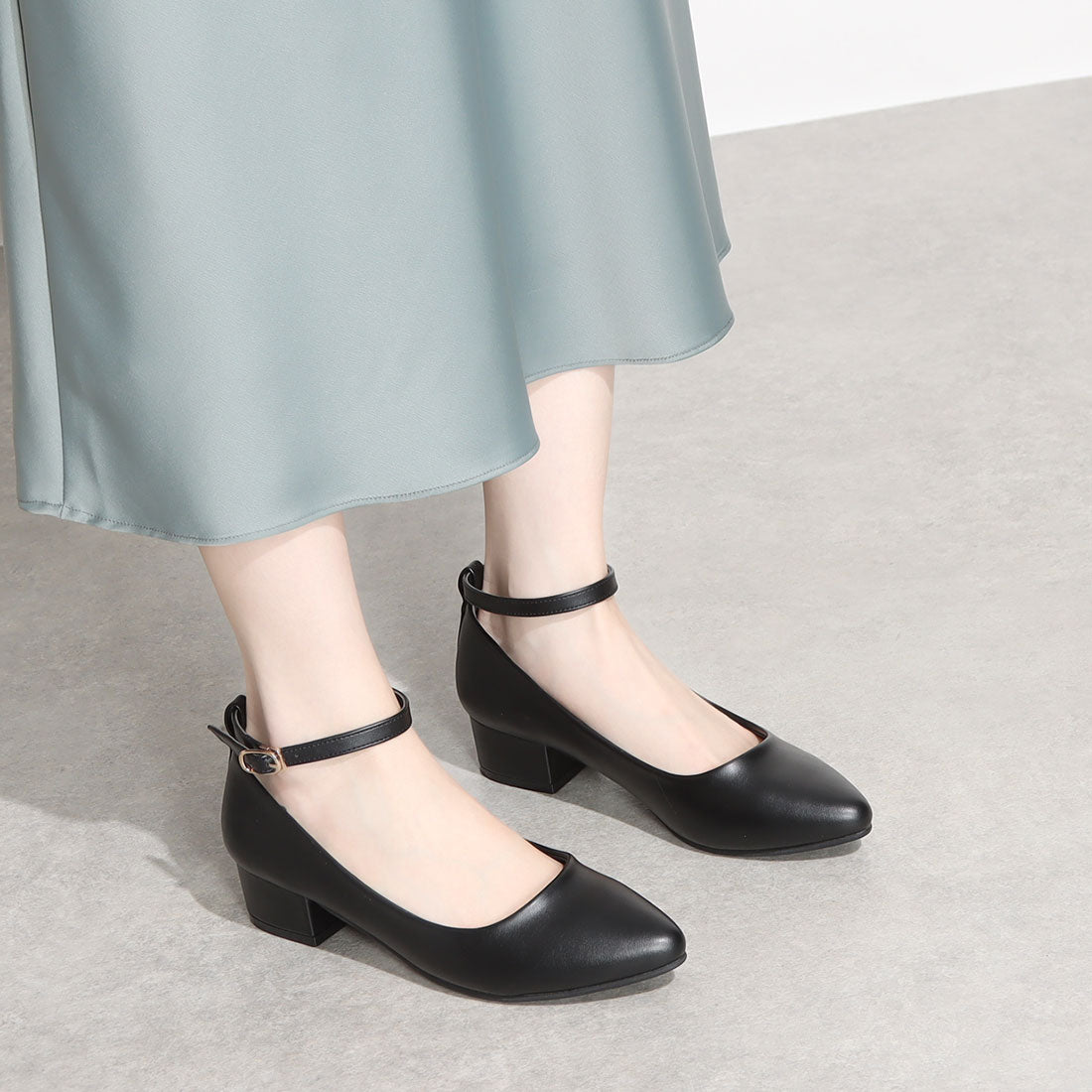 リバティードール LiBERTYDOLL シルエットと履き心地を追求したチャンキーヒールストラップ美脚パンプス/5511