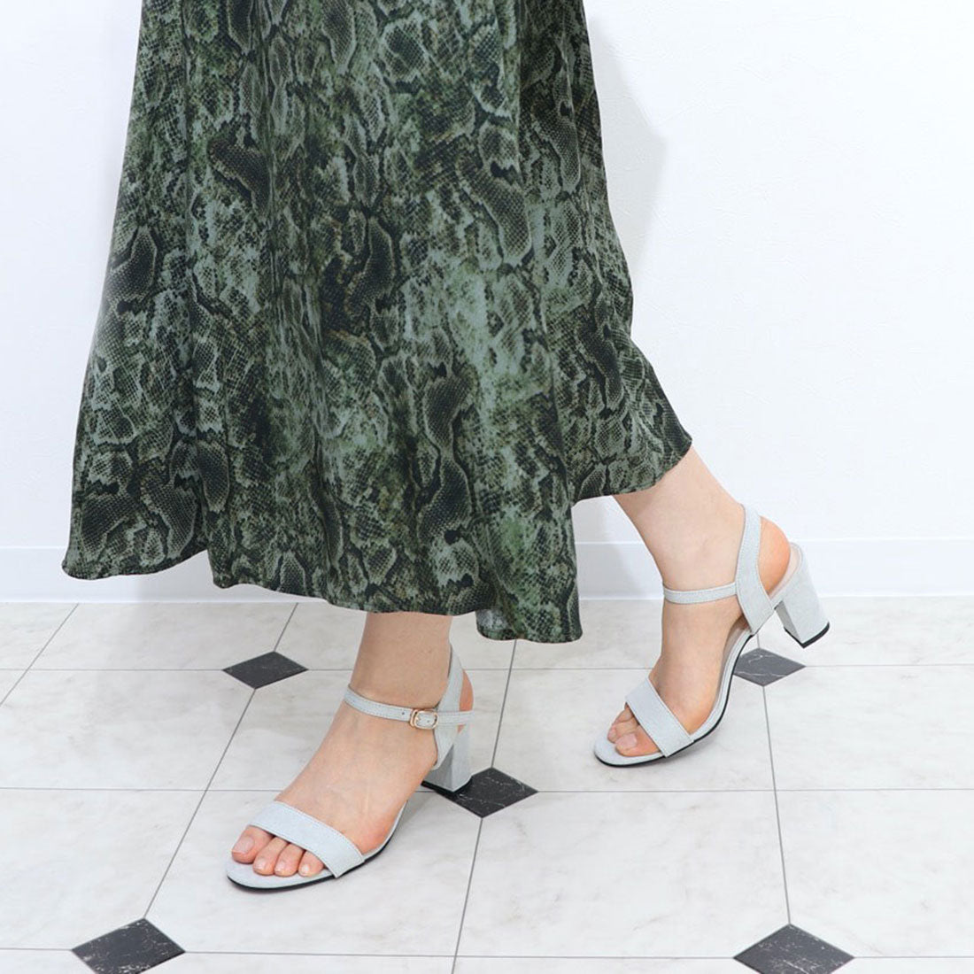 リバティードール LiBERTYDOLL シルエットと履き心地を追求した7.5cmチャンキーヒールセパレートストラップ美脚サンダル/4066,グレースエード