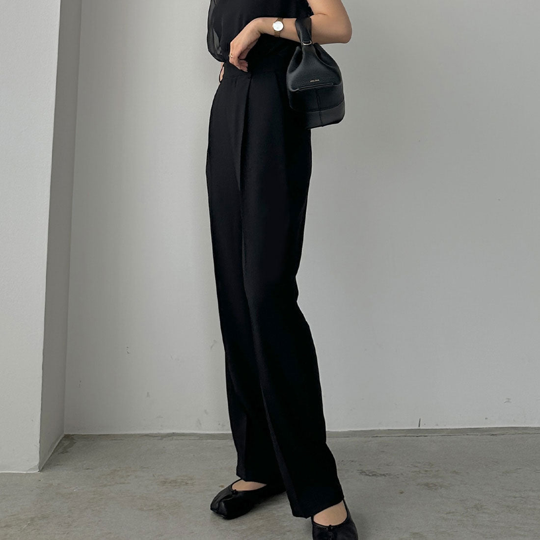 Louere One-tuck basic slacks