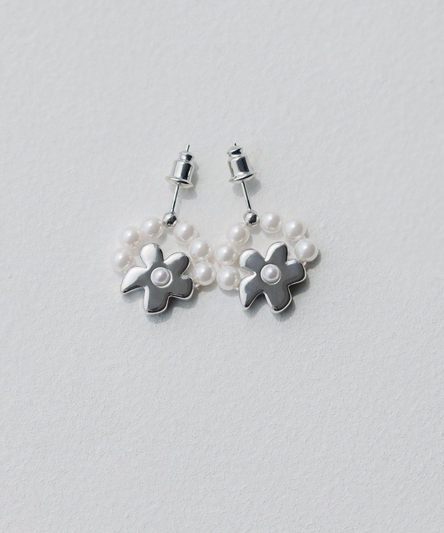 レジャ Leja ラウンドパールフラワーピアス結婚式 パーティー 成人式 二次会 同窓会 お呼ばれ オケージョン 20代 30代 40代 (SILVER) SILVER