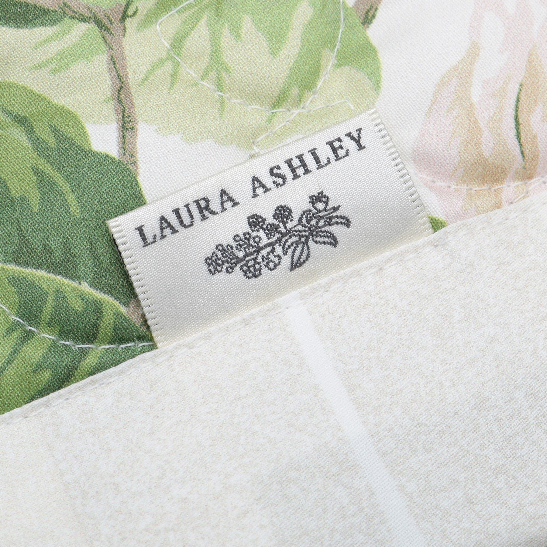 ローラ アシュレイ LAURA ASHLEY カミール柄 キルトマルチカバー 200×200cm (アイボリー(104)) アイボリー(104)