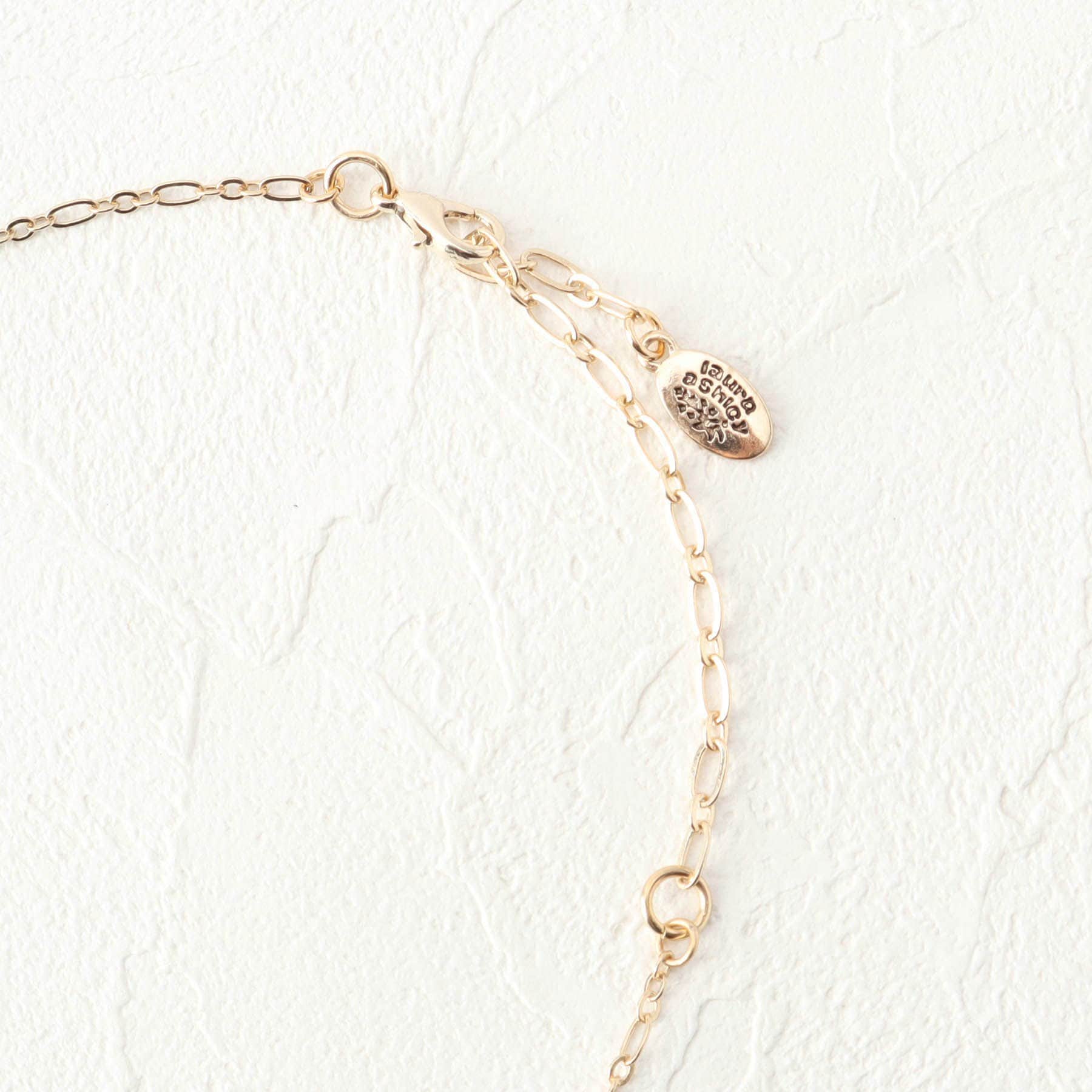 ローラ アシュレイ LAURA ASHLEY アスター“LOVE”ペンダント (ゴールド(007)) ゴールド(007)