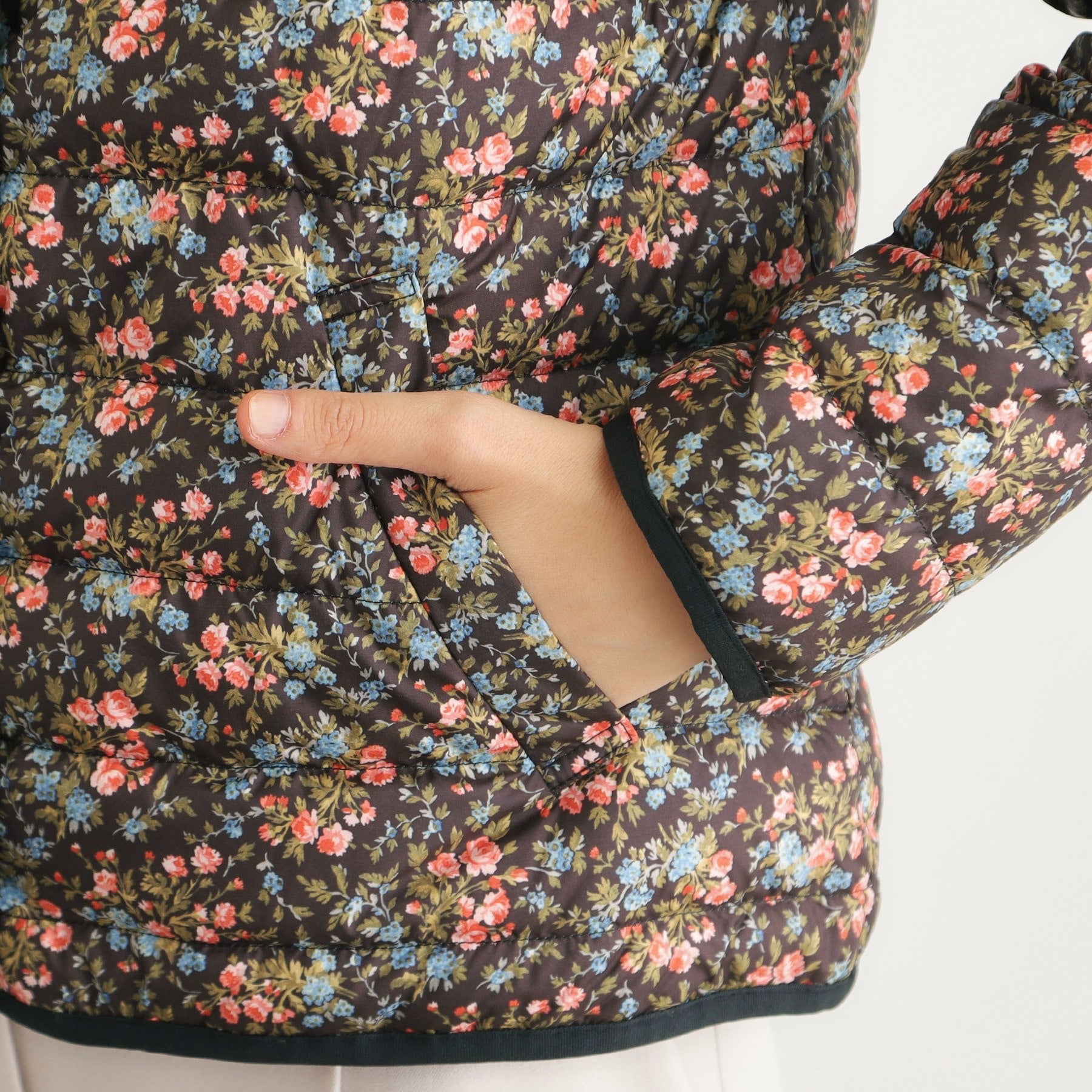 ローラ アシュレイ LAURA ASHLEY 【ダウン使用/ロゴ刻印ボタン】エラビー フローラル柄 ライトダウンコート (ブラック(119)) ブラック(119)