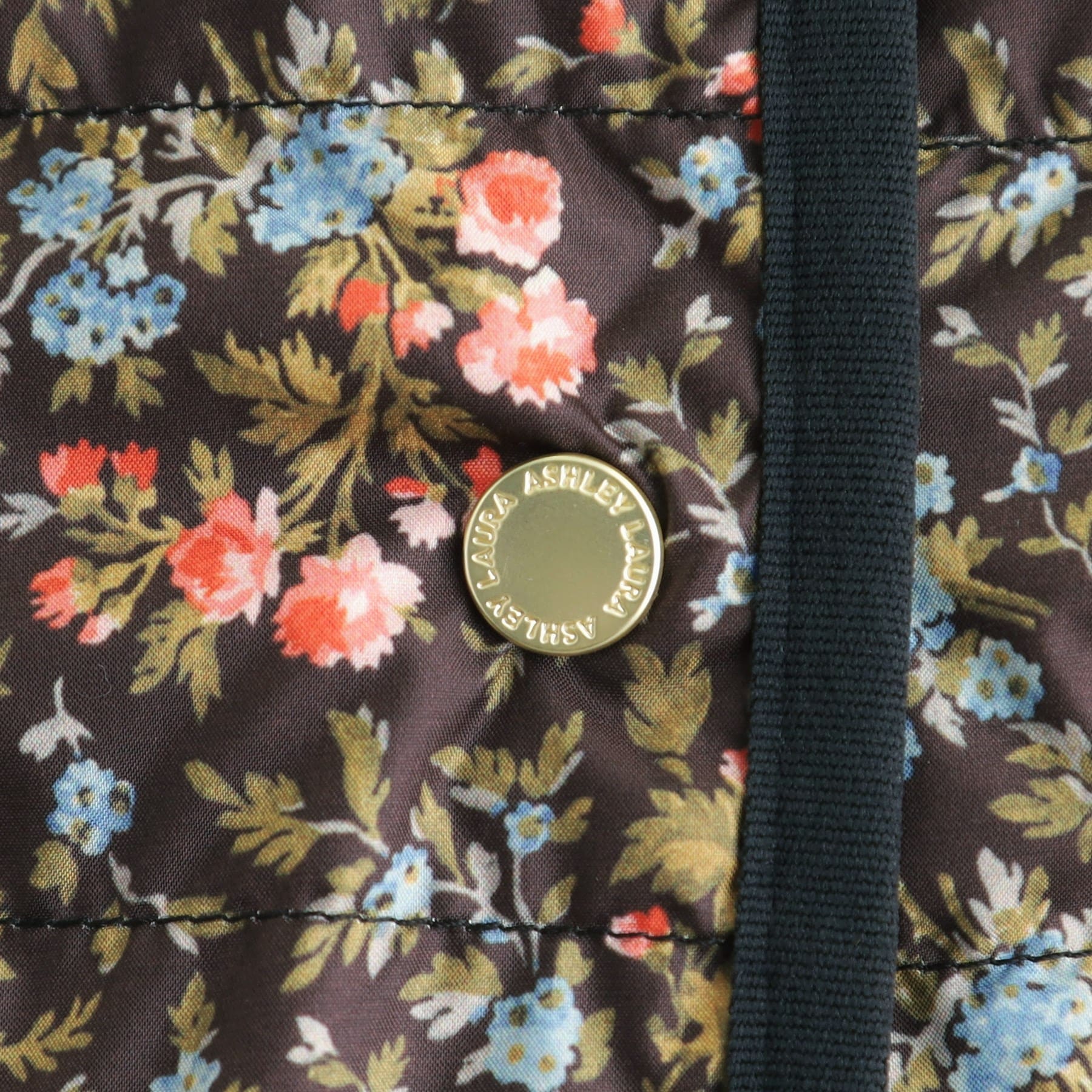 ローラ アシュレイ LAURA ASHLEY 【ダウン使用/ロゴ刻印ボタン】エラビー フローラル柄 ライトダウンコート (ブラック(119)) ブラック(119)