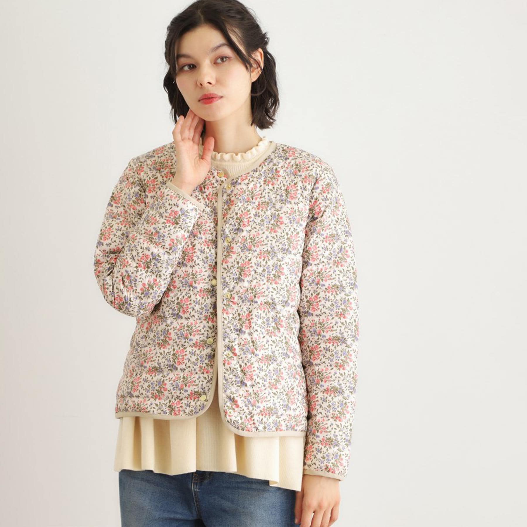 ローラ アシュレイ LAURA ASHLEY 【ダウン使用/ロゴ刻印ボタン】エラビー フローラル柄 ライトダウンコート (ブラック(119)) ブラック(119)