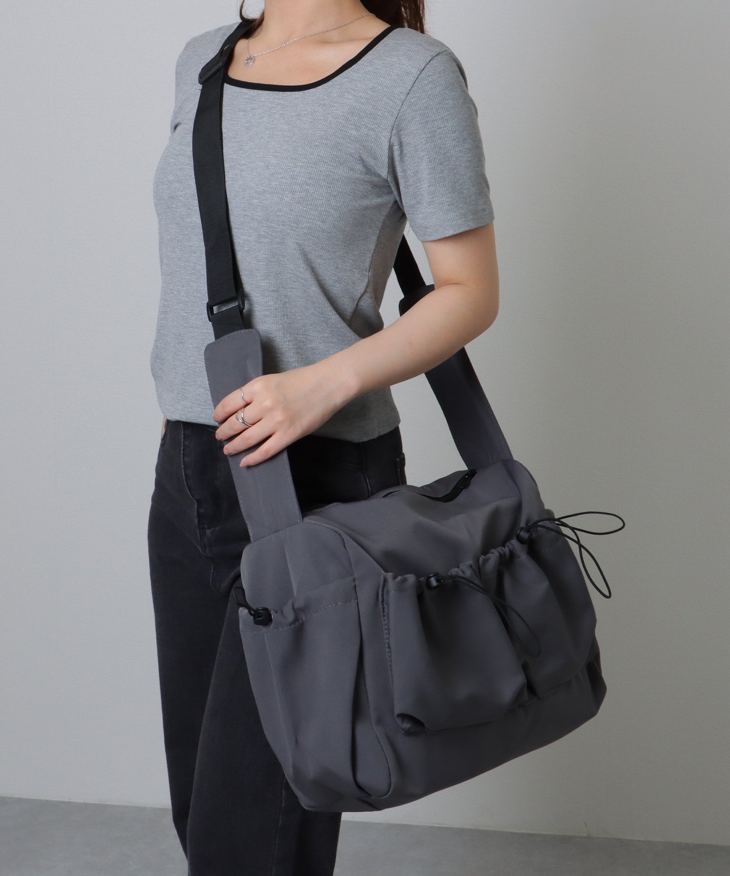 レースレディース Lace Ladies ソリッドカラー ドローコード付き 多ポケット ショルダーバッグ (ホワイト) ホワイト