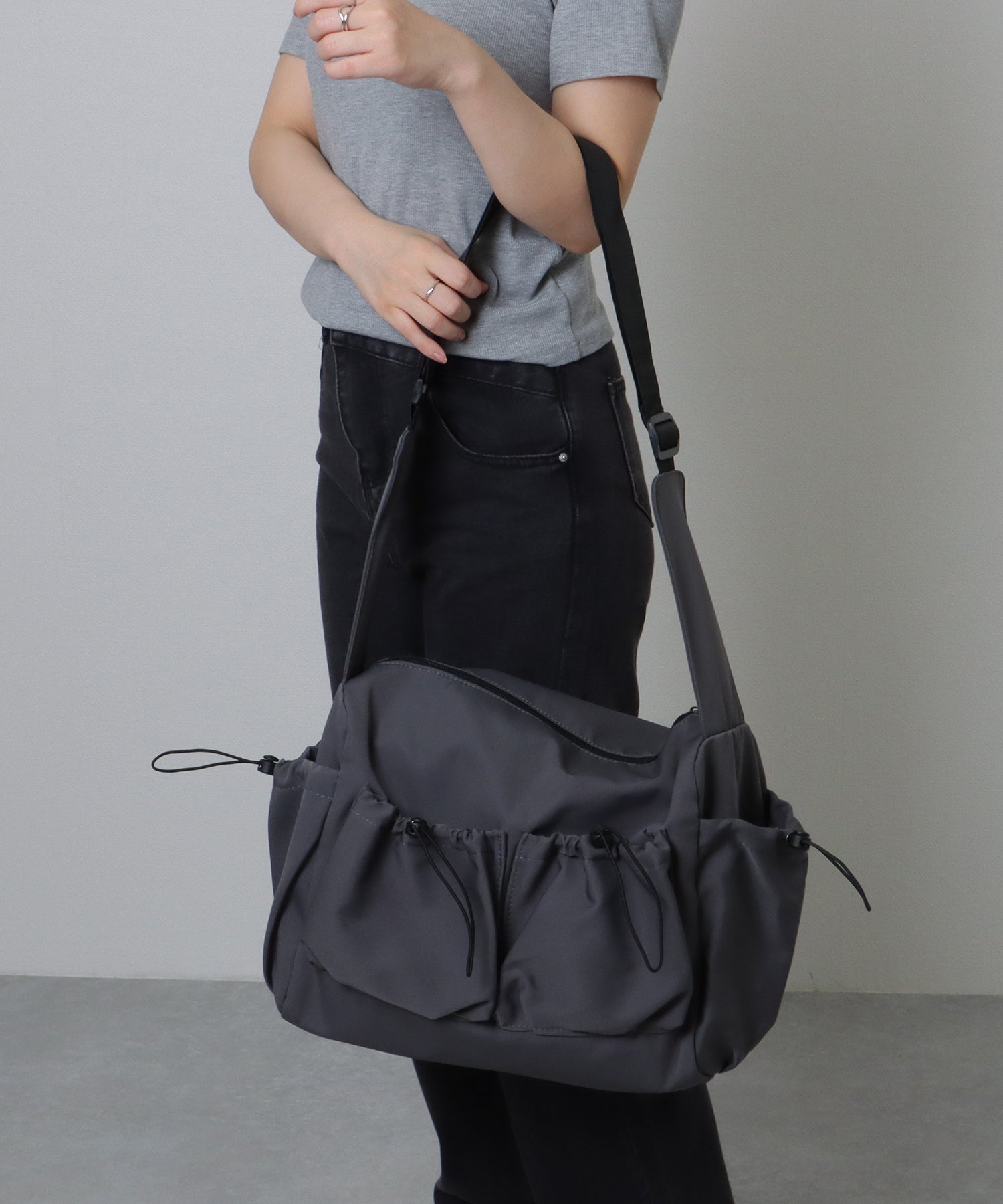 レースレディース Lace Ladies ソリッドカラー ドローコード付き 多ポケット ショルダーバッグ (ホワイト) ホワイト