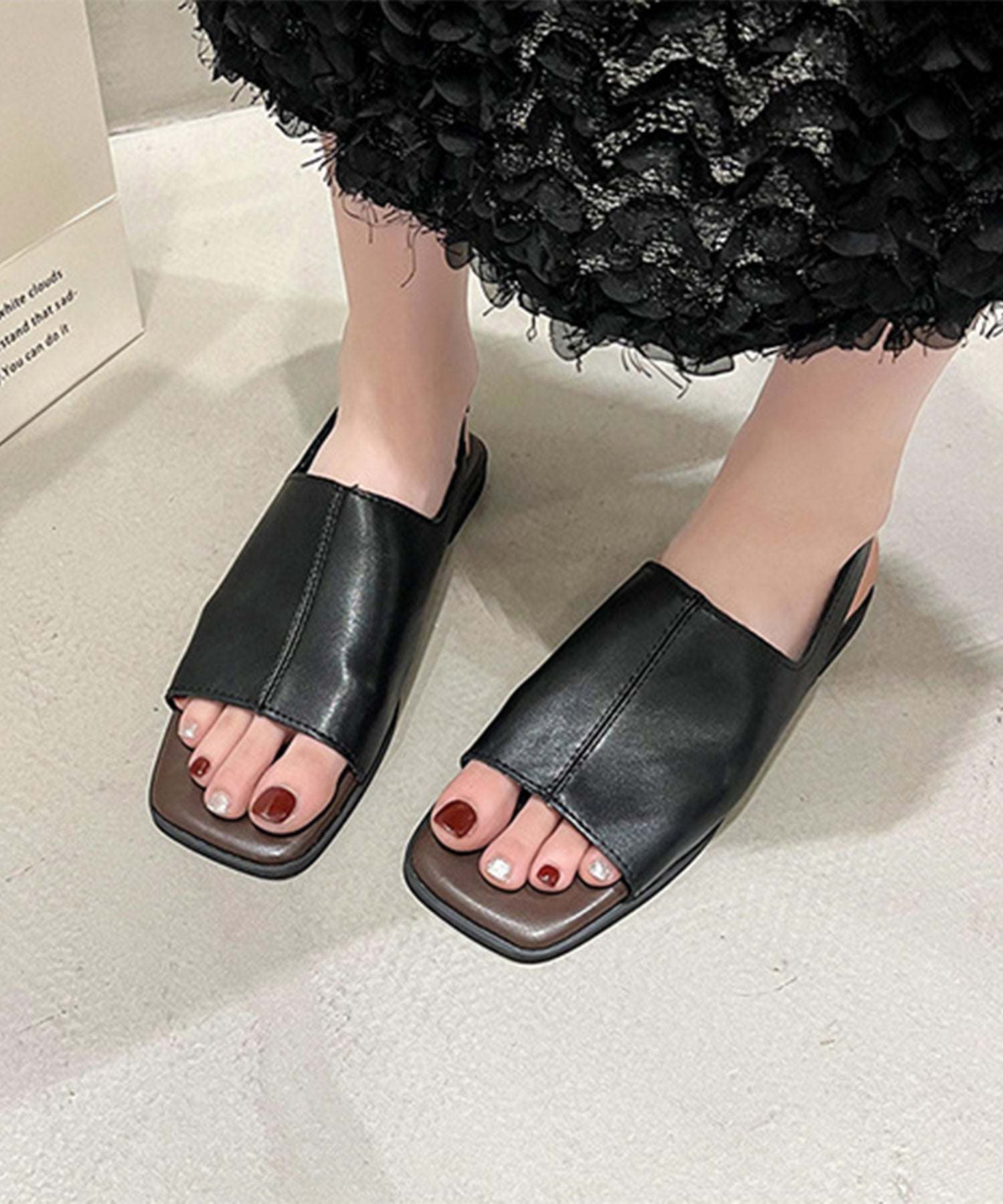 レースレディース Lace Ladies スクエアトゥ フロントステッチ バックストラップ付き フラット サンダル (ブラック) ブラック