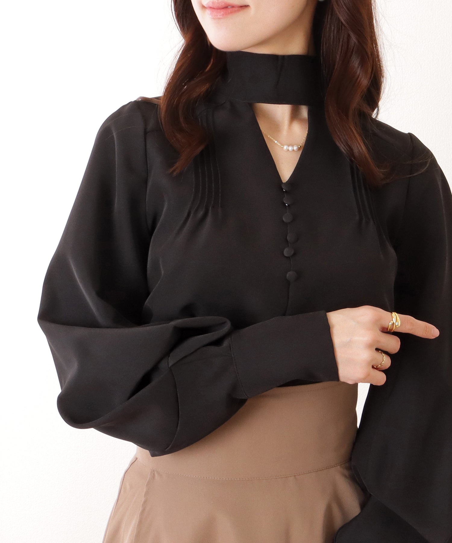 レースレディース Lace Ladies Vネック風 カットアウト ピンタック ディープカフス ブラウス (ブラック) ブラック