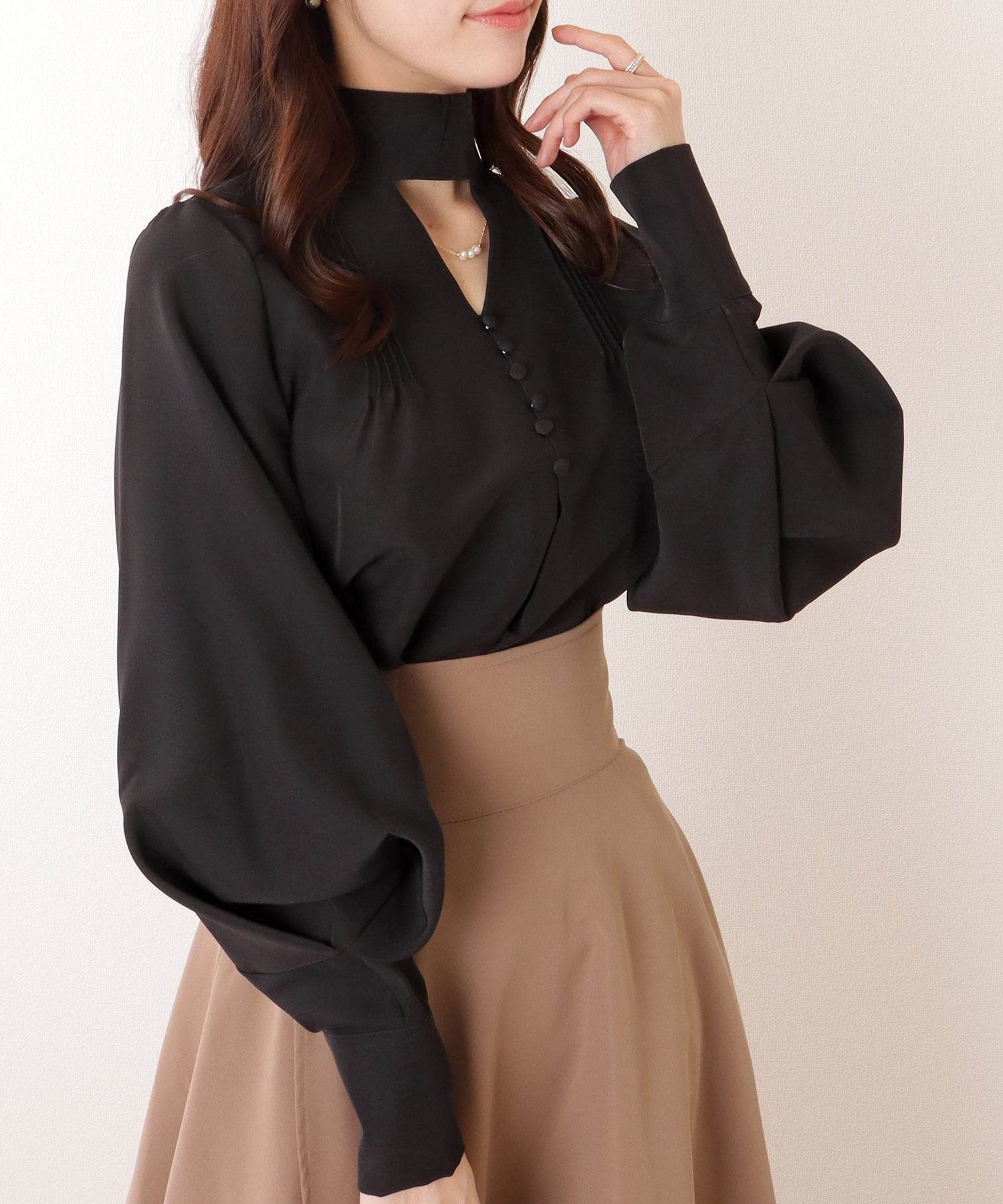 レースレディース Lace Ladies Vネック風 カットアウト ピンタック ディープカフス ブラウス (ブラック) ブラック