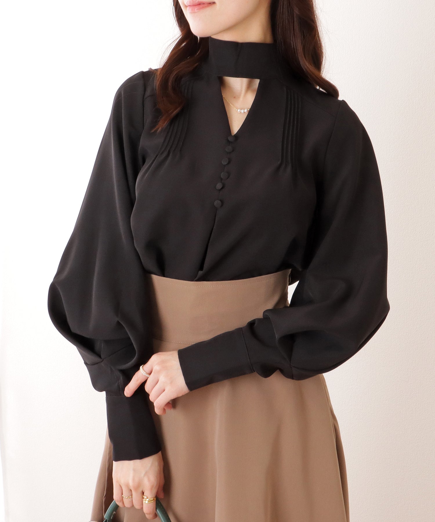 レースレディース Lace Ladies Vネック風 カットアウト ピンタック ディープカフス ブラウス (ブラック) ブラック