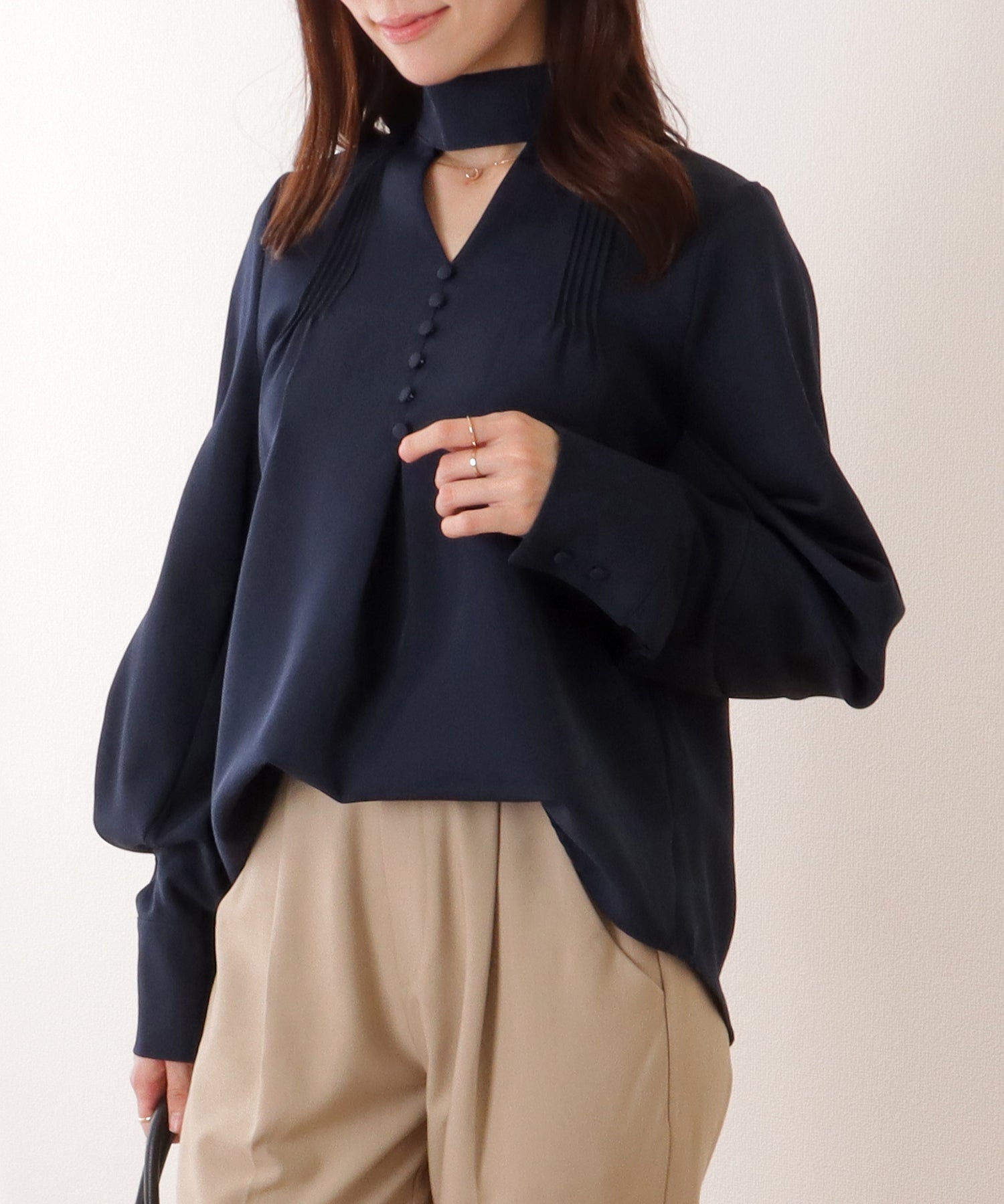 レースレディース Lace Ladies Vネック風 カットアウト ピンタック ディープカフス ブラウス (ブラック) ブラック