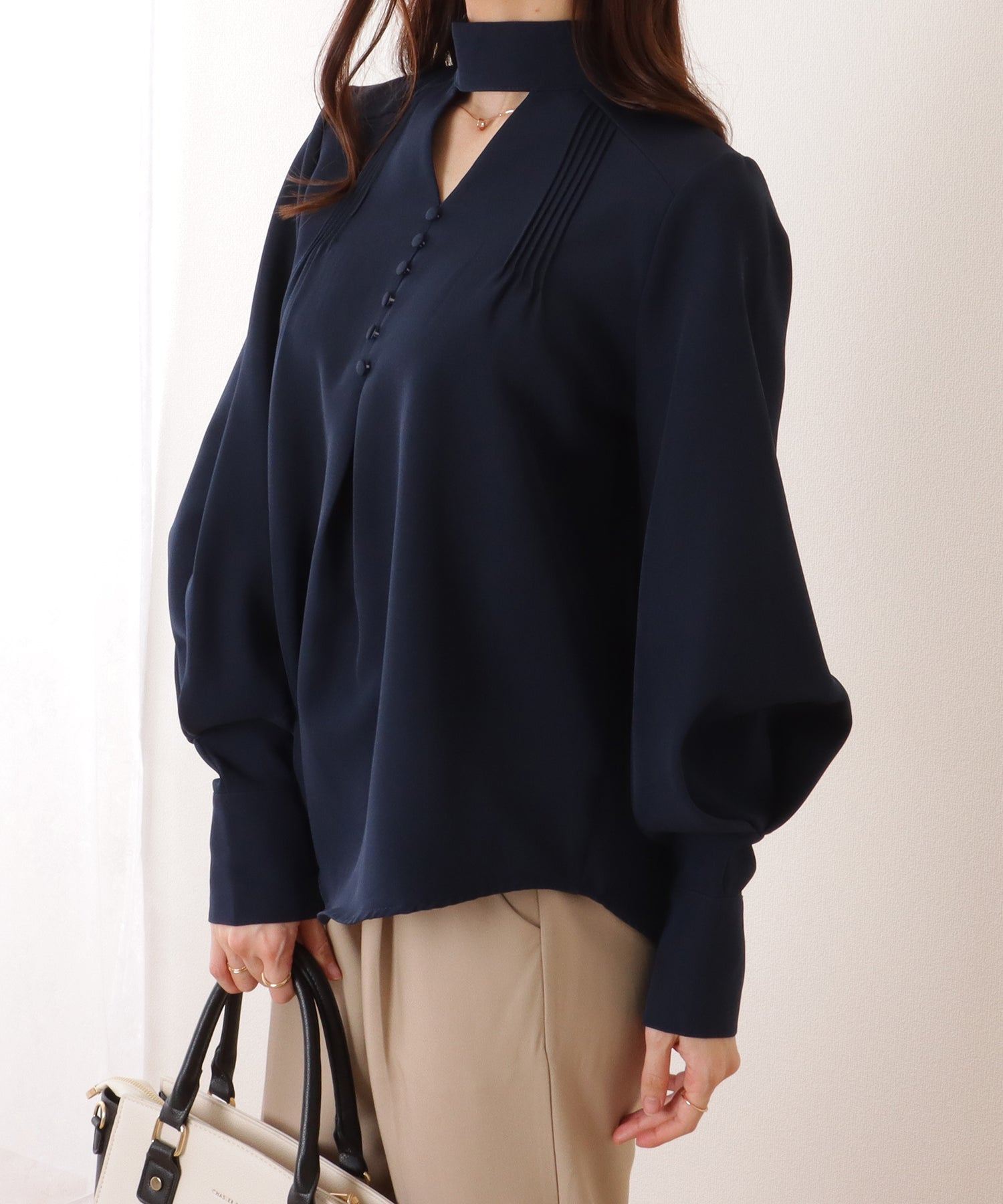 レースレディース Lace Ladies Vネック風 カットアウト ピンタック ディープカフス ブラウス (ブラック) ブラック