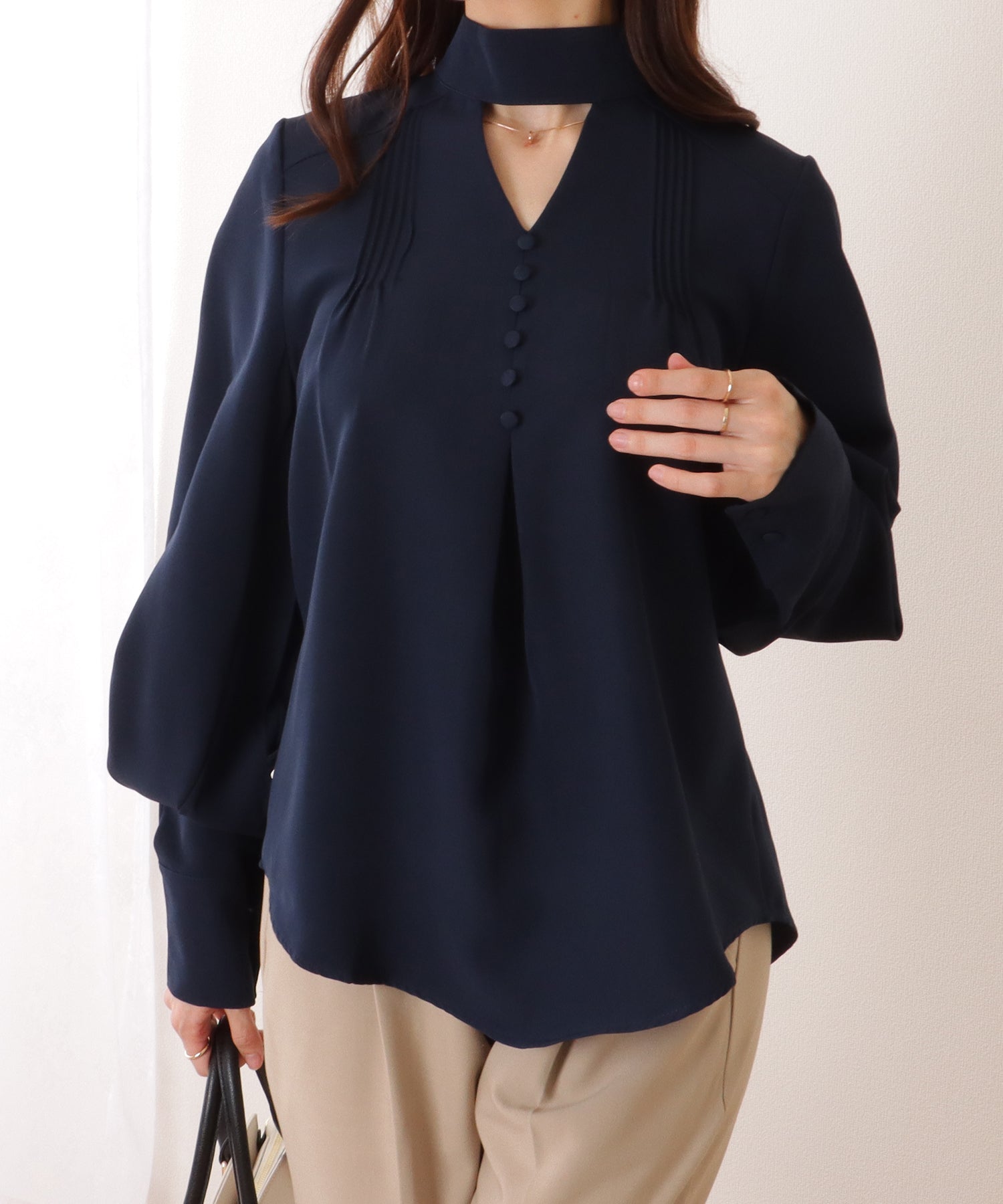 レースレディース Lace Ladies Vネック風 カットアウト ピンタック ディープカフス ブラウス (ブラック) ブラック