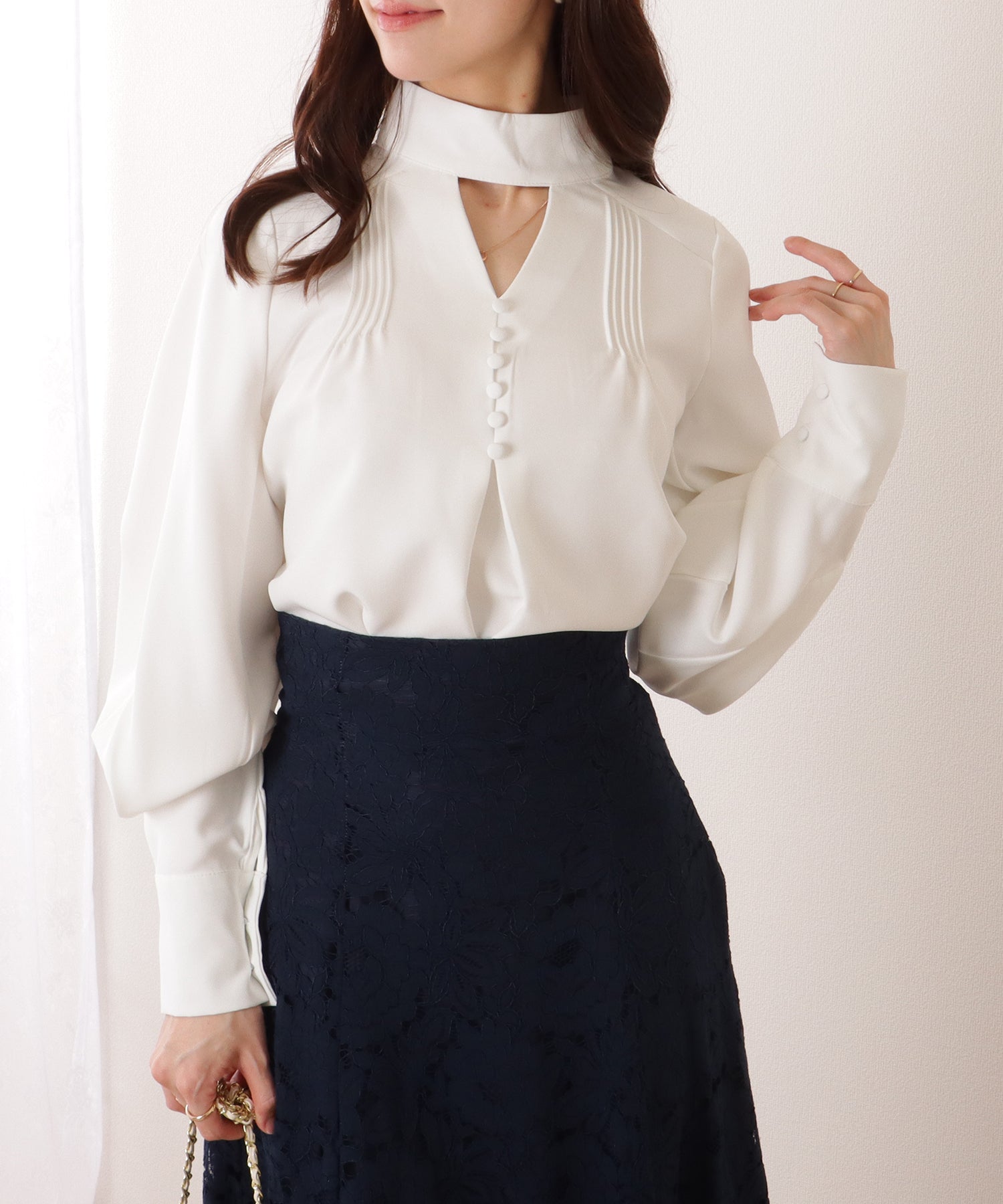 レースレディース Lace Ladies Vネック風 カットアウト ピンタック ディープカフス ブラウス (ブラック) ブラック